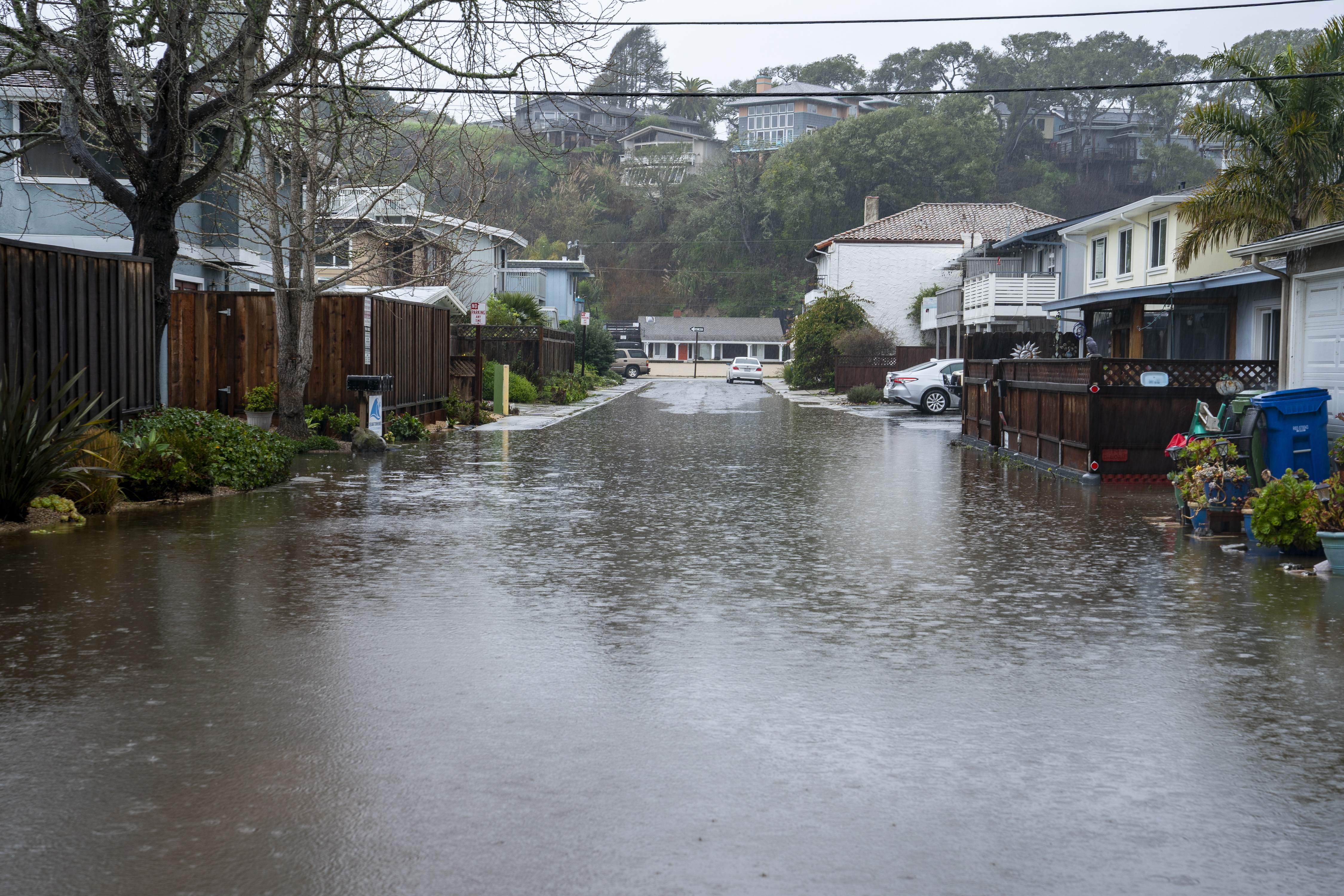 Rio Del Mar (United States), 11/01/2023.- Streets are flooded during a storm in Rio Del Mar, California, USA, 11 January 2023. California Governor Gavin Newsom proclaimed a state of emergency due to the winter storms. Many California counties are under flood warnings. (Estados Unidos) EFE/EPA/LIPO CHING