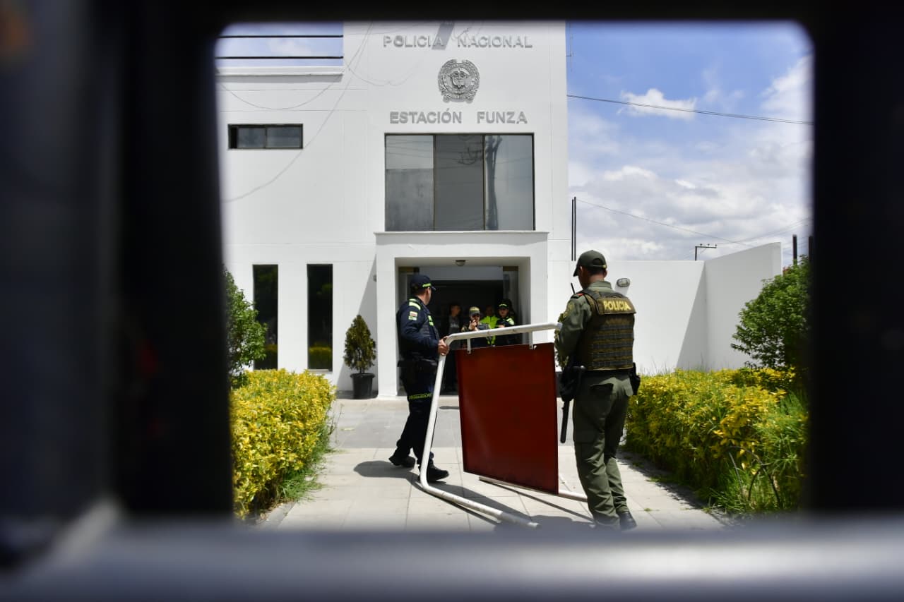 Autoridades exigen investigación tras incendio en estación de Policía de Funza