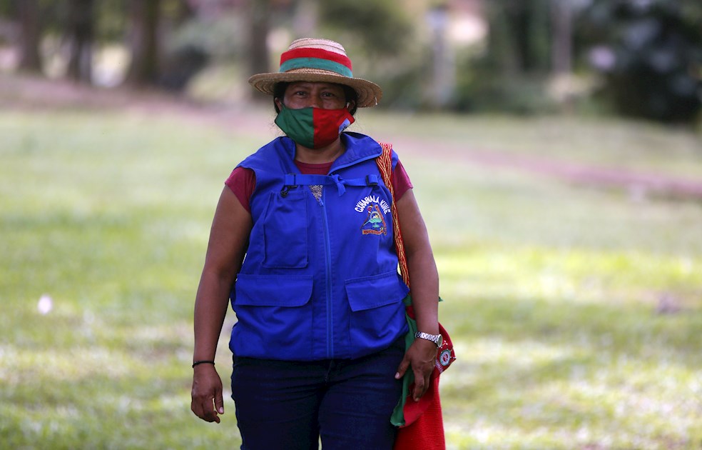 Fotografía fechada el 11 de junio de 2020 que muestra a Luceyda Julicué, coordinadora de la guardia indígena en Caloto, amenazada por grupos de narcotraficantes, mientras participa en una entrevista con EFE, en Caloto (Colombia). Desde Caloto (Cauca), Julicue relata cómo en 2016 empezó a ser víctima de constantes amenazas y hostigamientos por parte de grupos armados vinculados al narcotráfico, por haber sido consejera y representante legal de la Asociación de Cabildos Indígenas del Norte del Cauca (Acinc) entre 2015 y 2017.