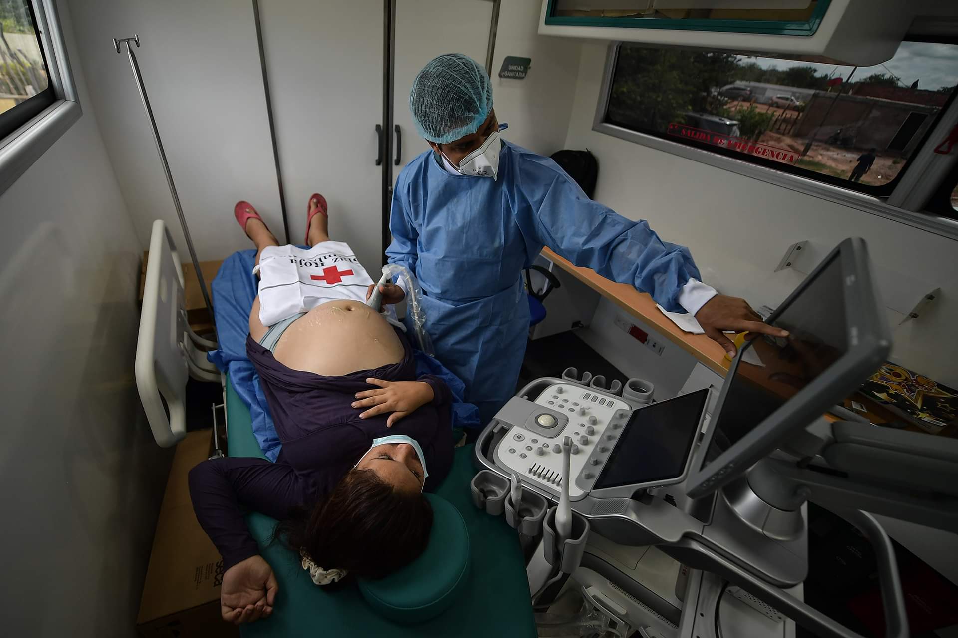 Una mujer realiza una ecografía a otra mujer