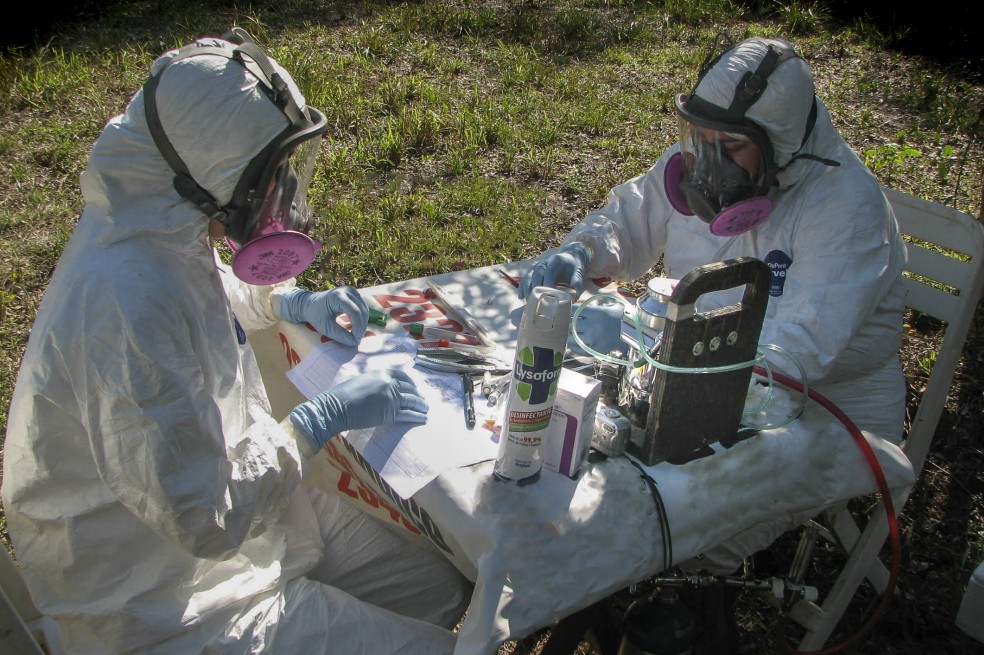 En una respuesta normal a una infección, el cuerpo humano envía tropas formadas por citoquinas al campo de batalla, desde allí mandan una serie de señales para activar una respuesta. Cuando termina la batalla y acaba la infección, el sistema inmune detiene su labor. Pero, en ciertos casos, puede ocurrir un fenómeno llamado “tormenta de citoquinas” o síndrome de respuesta sistémica inflamatoria. La evidencia indica que algunos pacientes con COVID-19 severo presentan este fenómeno.
