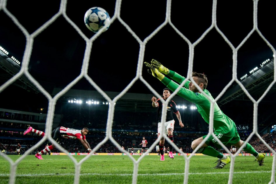 Manchester United pierde ante PSV en su regreso a la Liga de Campeones