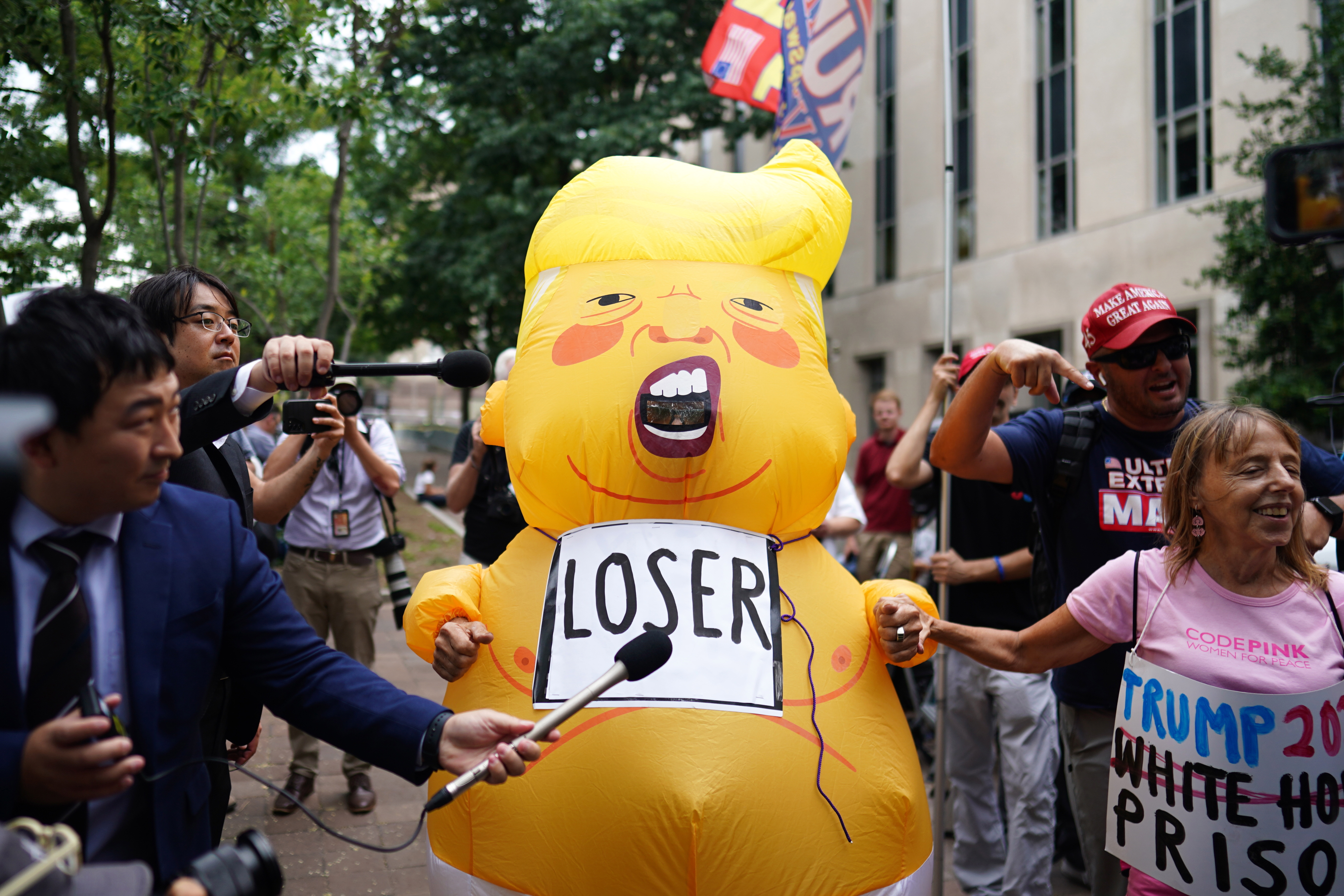 Washington Dc (Usa), 03/08/2023.- A protester wearing an inflatable costume stands outside the entrance to the E. Barrett Prettyman United States Courthouse, where Judge Tanya Sue Chutkan will arraign former US President Donald J. Trump in Washington, DC, USA, 03 August 2023. A federal grand jury has indicted Trump over his efforts to overturn the 2020 presidential election. (Protestas, Estados Unidos) EFE/EPA/WILL OLIVER