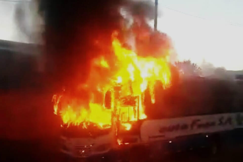En imágenes: así quedó un bus intermunicipal luego de ser incendiado por delincuentes, en Soacha