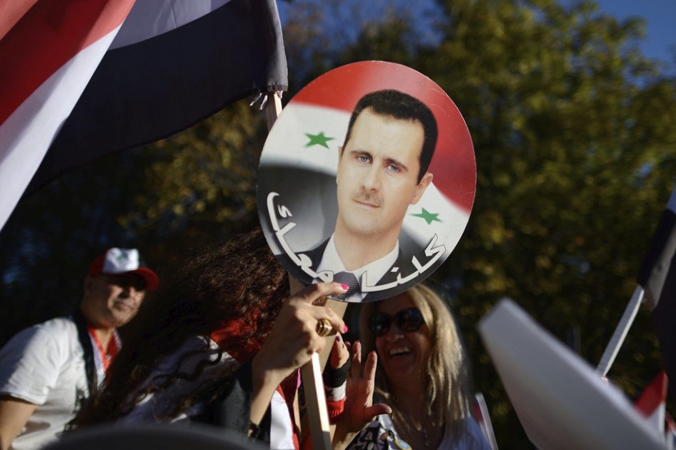 Manifestantes protestan a favor de Bachar Al Asad ./ EFE