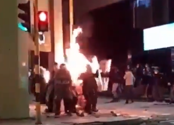 Disturbios dejaron cinco policías heridos con quemaduras, en Pasto