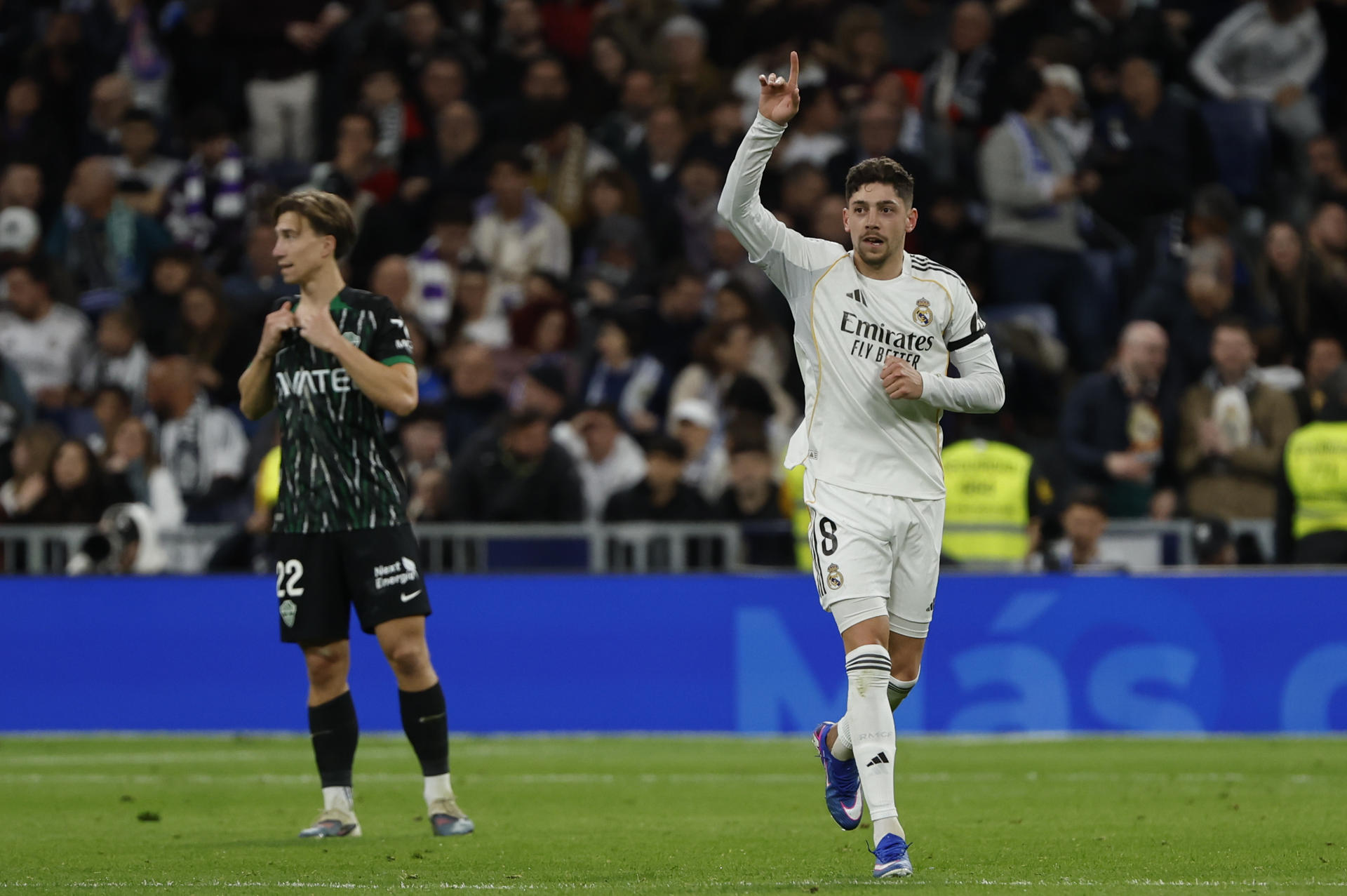 MADRID, 14/03/2026.- El centrocampista uruguayo del Real Madrid Fede Valverde celebra tras anotar el segundo gol durante el encuentro correspondiente a la jornada 28 de Laliga EA Sports que disputan este sábado Real Madrid y Elche en el estadio Santiago Bernabéu, en Madrid. EFE/ Sergio Pérez