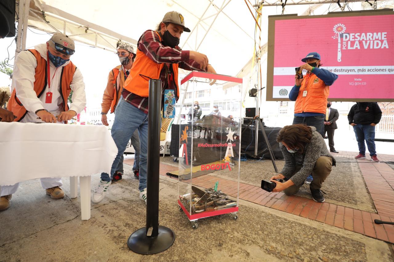 Entrega de armas en Bogotá, en medio de la campaña "Desarme por la Vida".