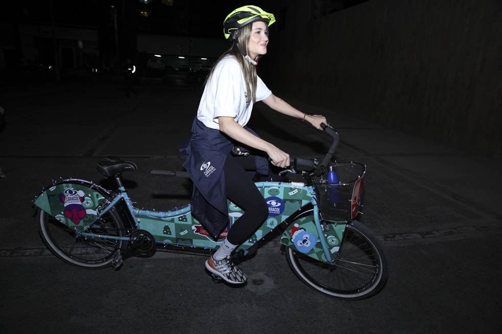 Talento Caracol TV disfrutó de la ciclovía nocturna y entregó regalos a niños