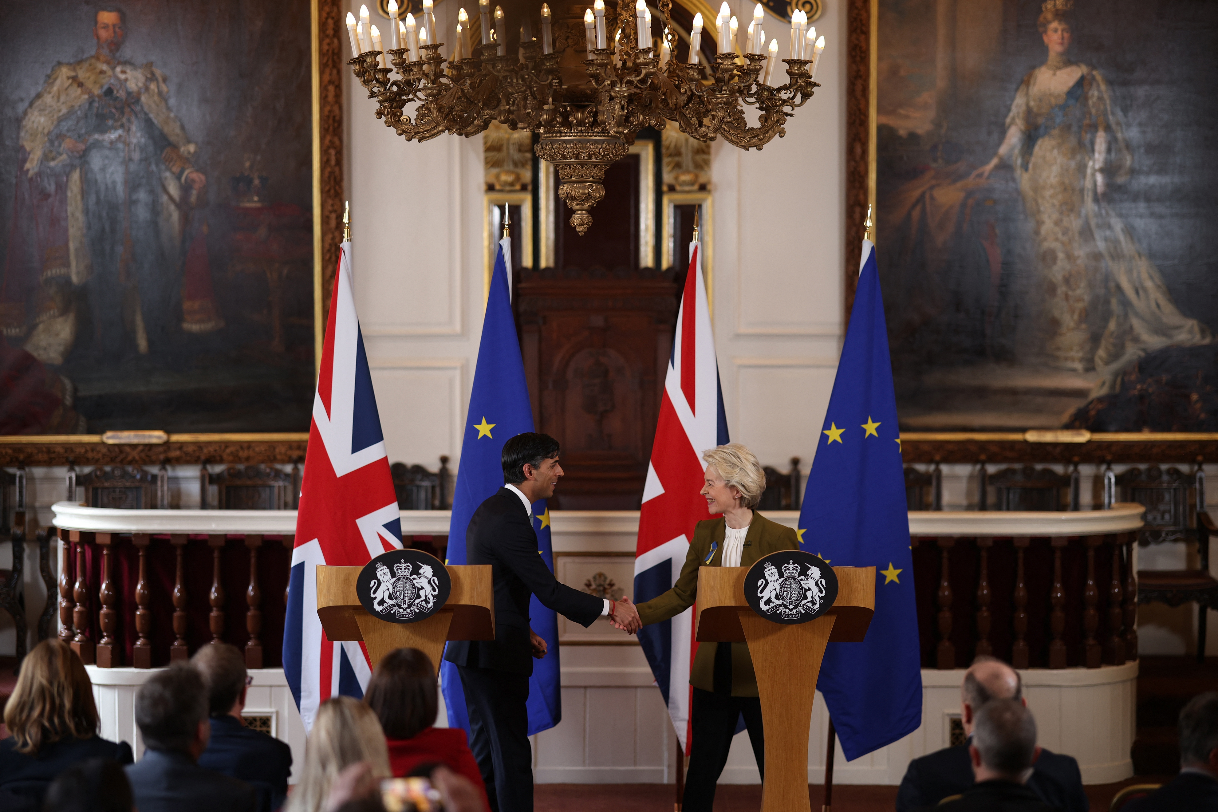 Primer ministro de Reino Unido, Rishi Sunak, y la presidenta de la Comisión Europea, Ursula von der Leyen, después de llegar a un acuerdo sobre las reformas al protocolo sobre Irlanda del Norte. (Dan Kitwood / POOL / AFP)