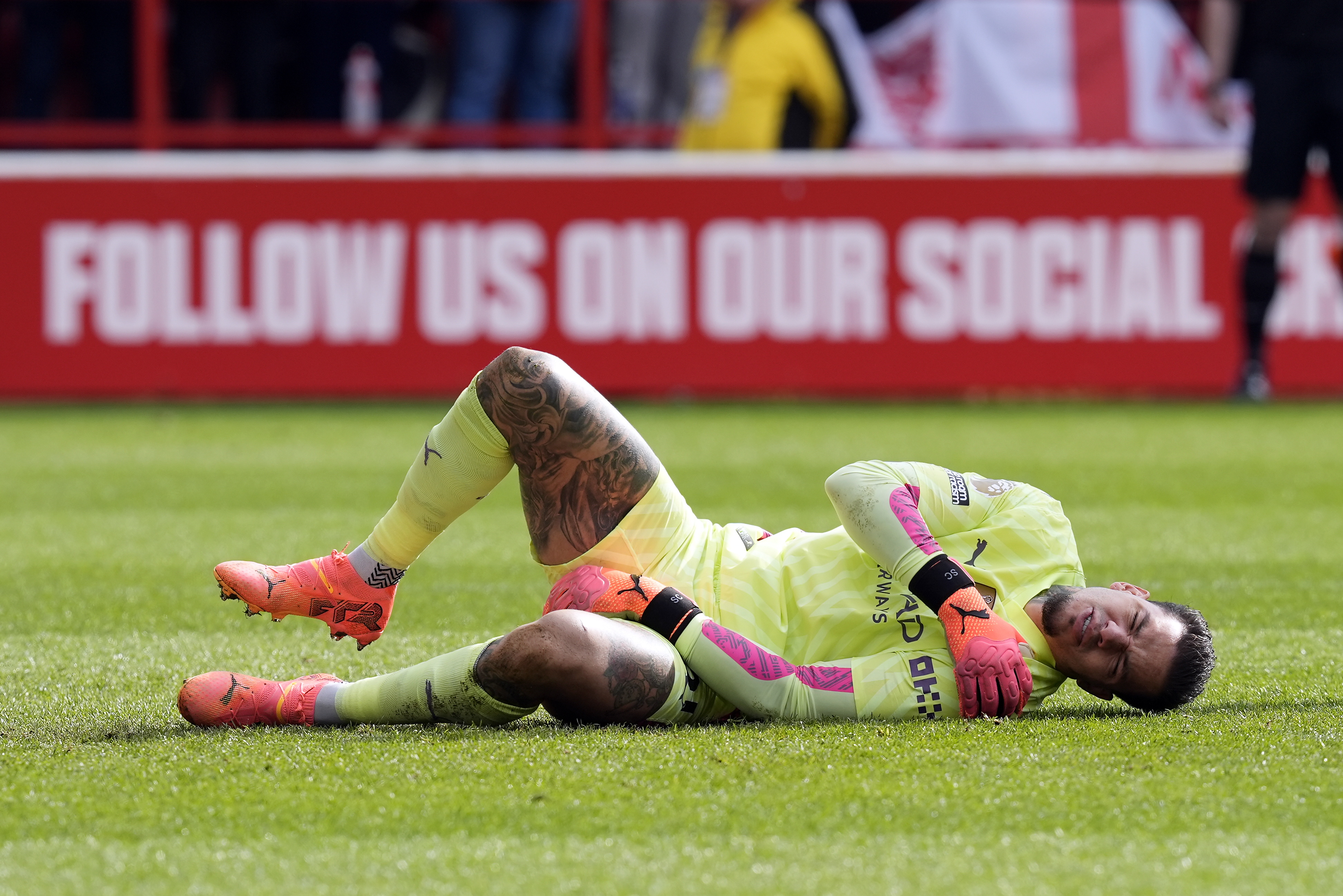 Nottingham (United Kingdom), 28/04/2024.- Ederson of Manchester City goes down injured during the English Premier League soccer match between Nottingham Forest and Manchester City, in Nottingham, Britain, 28 April 2024. (Reino Unido) EFE/EPA/TIM KEETON EDITORIAL USE ONLY. No use with unauthorized audio, video, data, fixture lists, club/league logos, 'live' services or NFTs. Online in-match use limited to 120 images, no video emulation. No use in betting, games or single club/league/player publications.