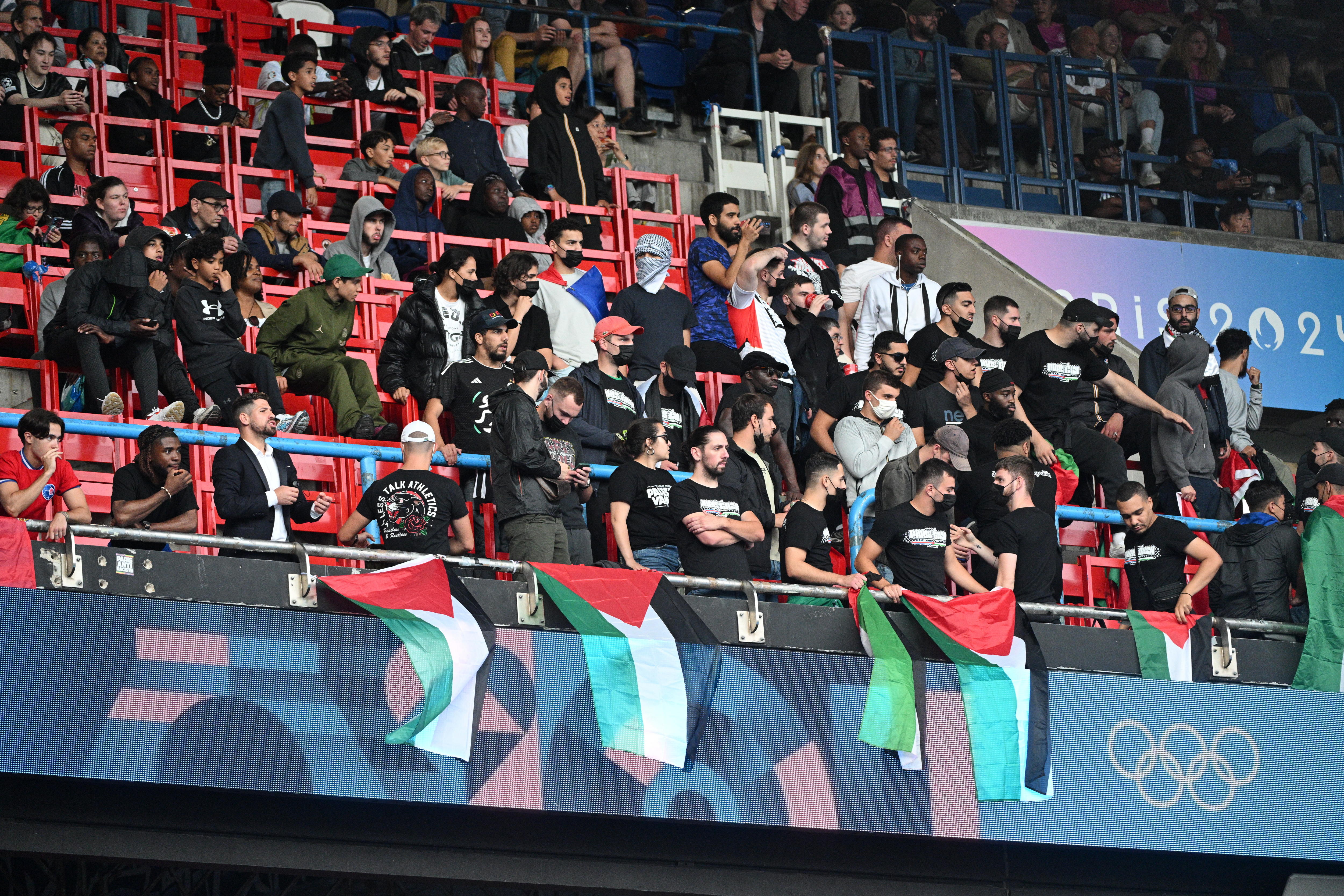 Paris (France), 27/07/2024.- Spectators with Palestine flags attend during the Men Group D Match Israel vs Paraguay of the Soccer competitions in the Paris 2024 Olympic Games, at the Parc de Princes stadium in Paris, France, 27 July 2024. (Francia) EFE/EPA/CAROLINE BLUMBERG
