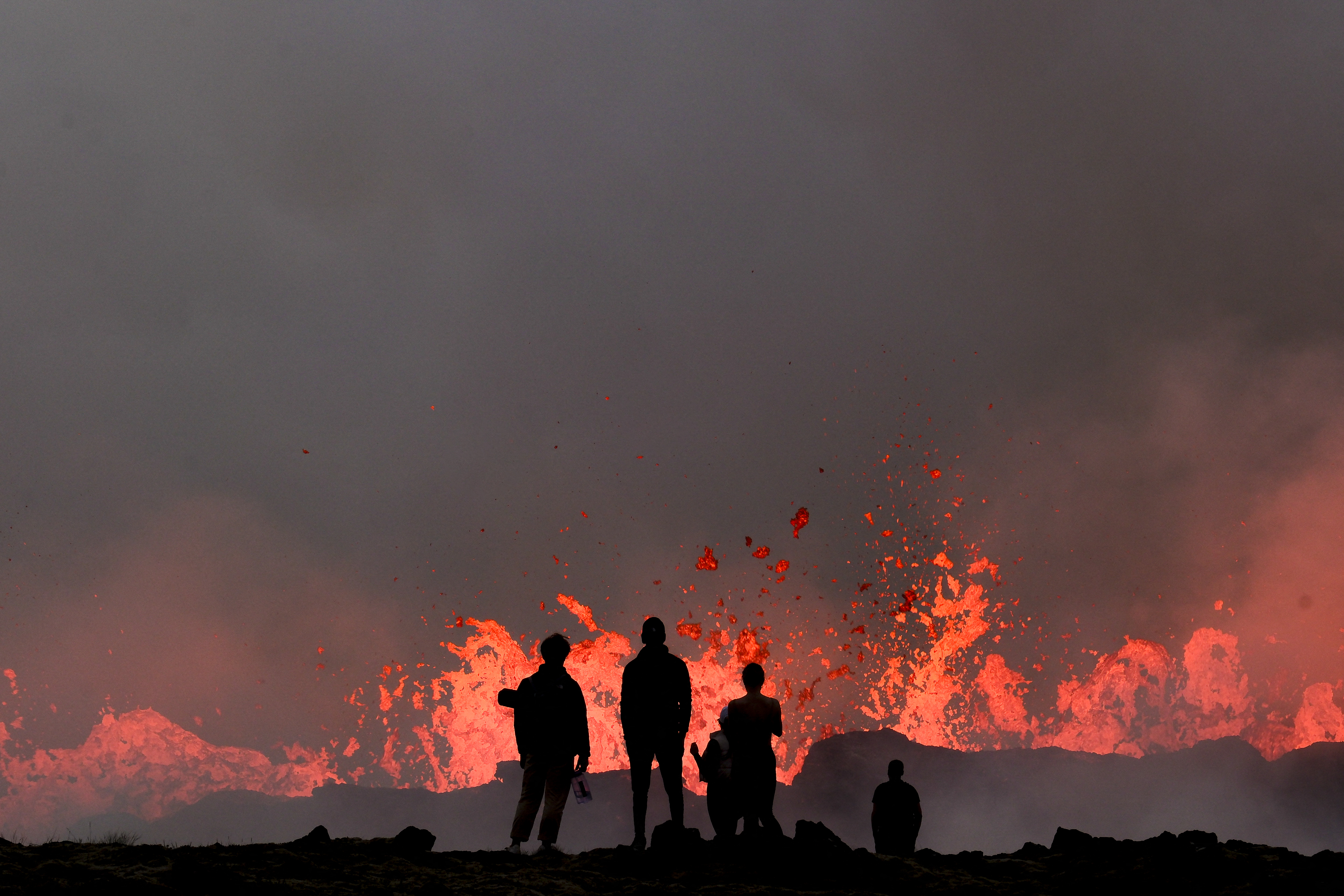 Curiosos acuden a un volcán islandés a ver lava “tan naranja como el sol”