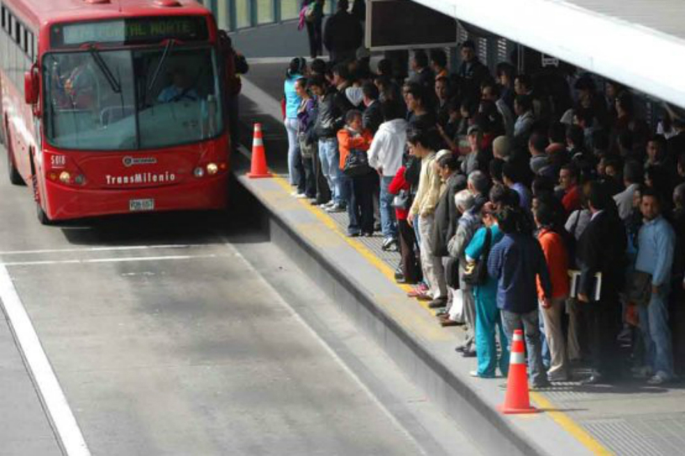 Explosión de bajo poder dejó daños en bus de Transmilenio