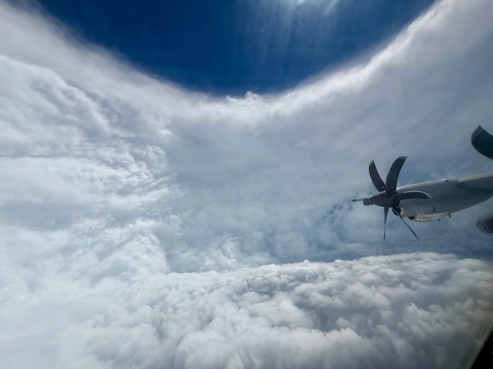 Fotografía tomada de una de las aeronaves de los cazadores de huracanes.