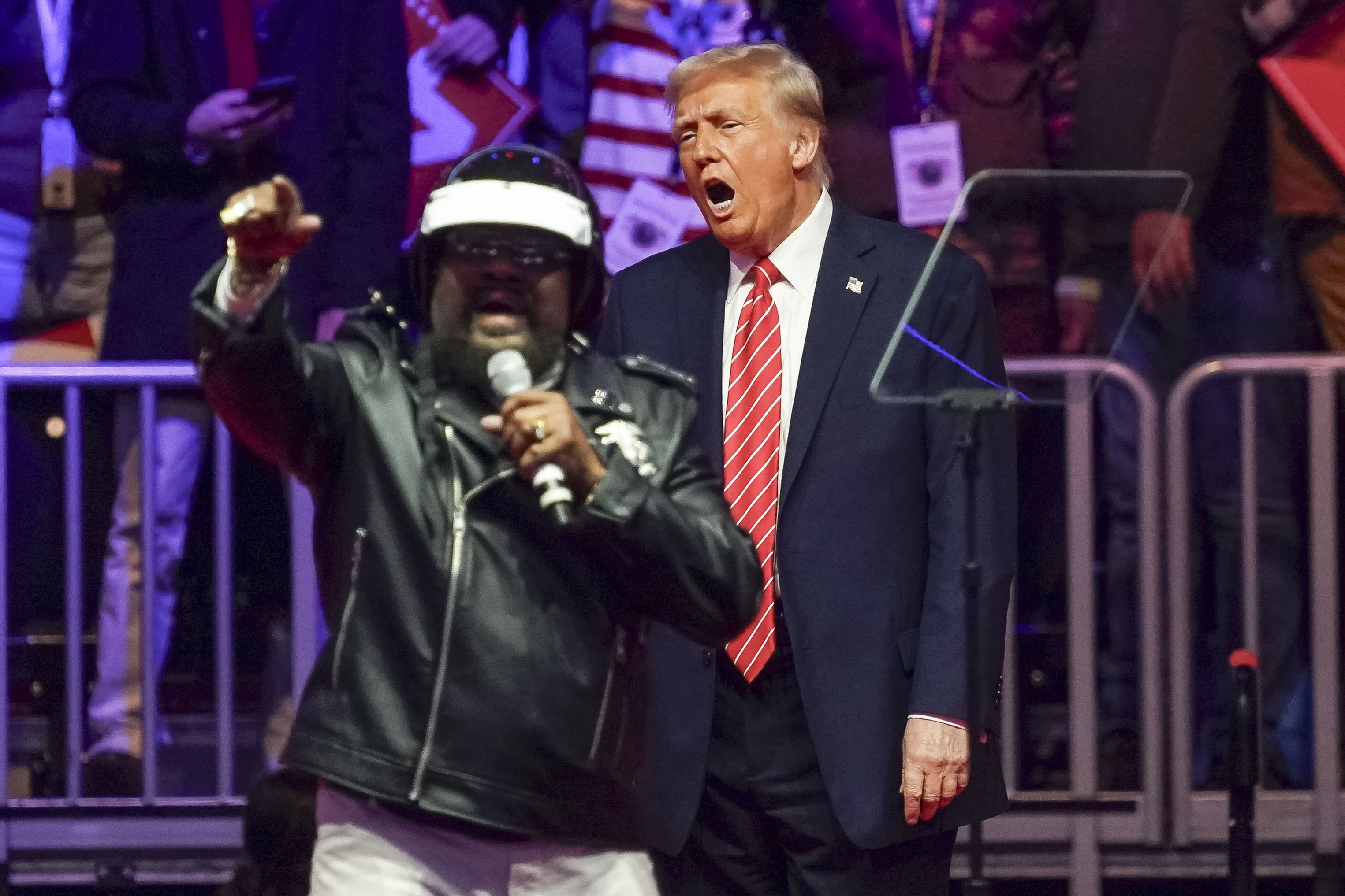 Washington (United States), 19/01/2025.- US President-elect Donald Trump (C) sings on stage as Victor Willis (L) and the group the Village People perform at a rally at Capital One Arena in Washington, DC, USA, 19 January 2025. President-elect Donald Trump, who defeated Joe Biden to become the 47th president of the United States, will be inaugurated on 20 January, though all of the planned outdoor ceremonies and events have been cancelled due to a forecast of extreme cold temperatures. (Estados Unidos) EFE/EPA/WILL OLIVER
