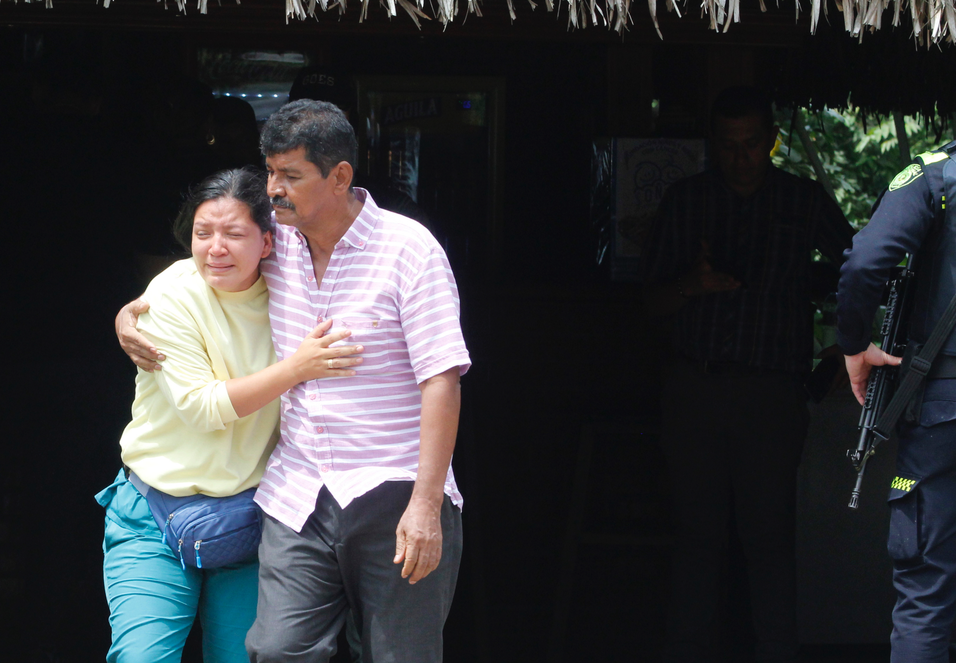 AME983. EL ZULIA (COLOMBIA), 04/07/2023.- Familiares lloran tras el asesinato de un policía, hoy, en el municipio de El Zulia, en el departamento de Norte Santander (Colombia). El Ejército de Liberación Nacional (ELN) mató este martes a tres policías en el Catatumbo, en el noreste de Colombia, el mismo día que el Comando Central de la guerrilla ordenó a todas sus filas un cese al fuego desde el jueves. Uno de los uniformados, Samir José Vega, falleció en el municipio de Tibú, en el departamento de Norte de Santander (fronterizo con Venezuela), tras recibir un disparo de un francotirador mientras hacía guardia en el sector La Petrolea. Además este martes otros dos policías perdieron la vida en el municipio de El Zulia, que limita con Cúcuta, región fronteriza con Venezuela. EFE/ Mario Caicedo