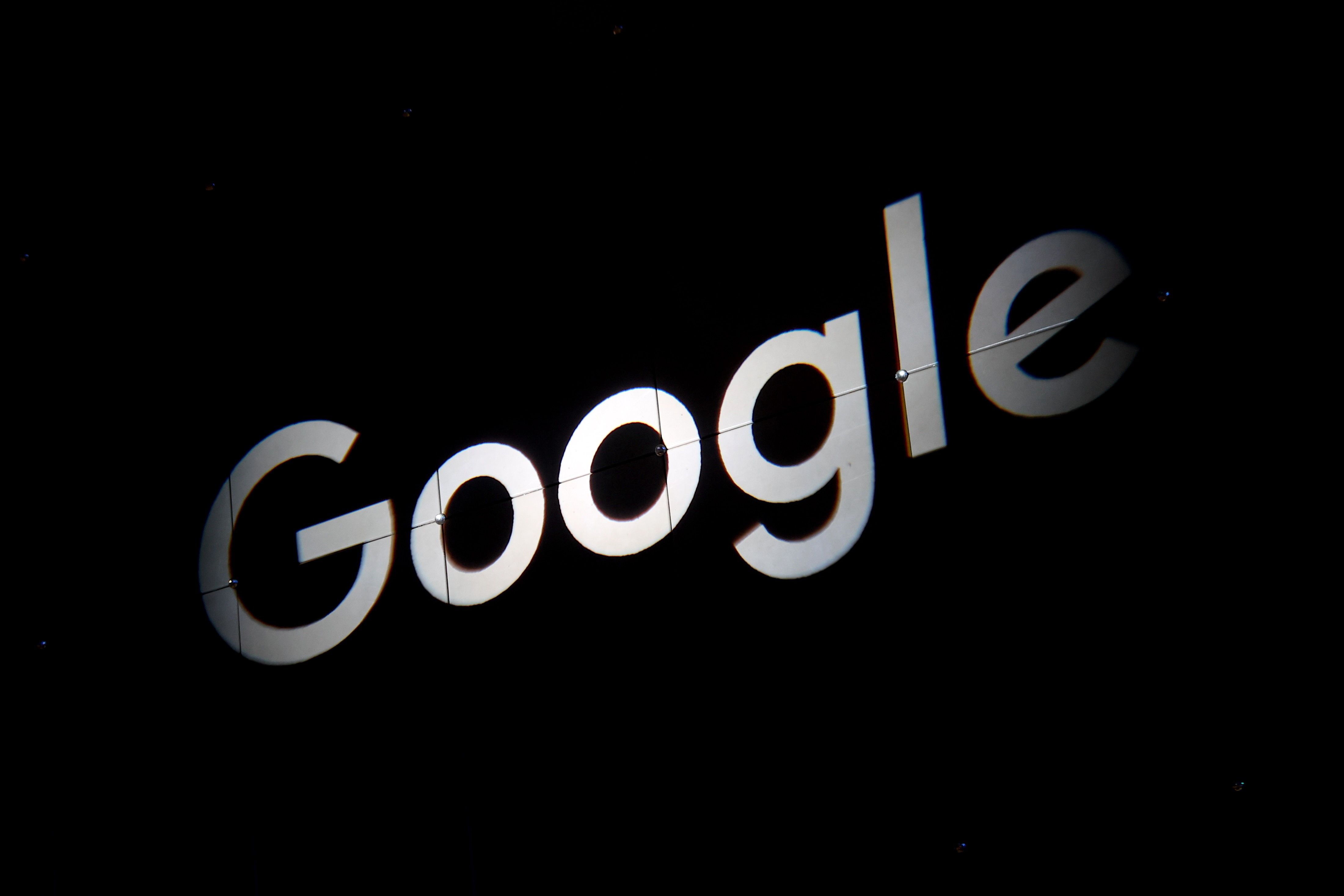 Multa de $1.280 millones a Google por recopilar datos de usuarios sin permiso
