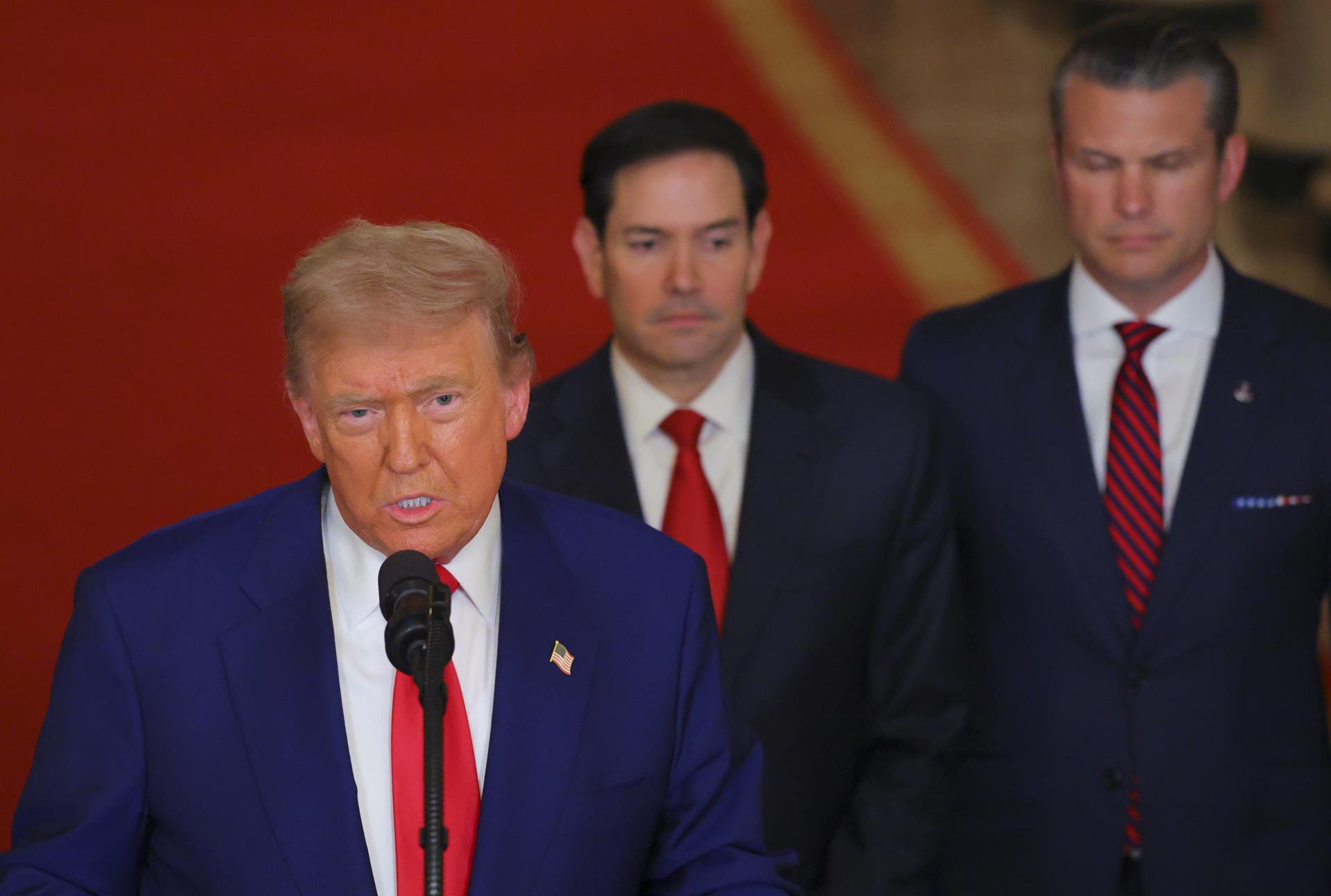 Washington (United States), 22/06/2025.- US President Donald Trump delivers an address to the nation at the White House in Washington, DC, USA, 21 June 2025, following US strikes on Iran's nuclear facilities. US Secretary of Defense Pete Hegseth (R) and US Secretary of State Marco Rubio (2-R) are seen. EFE/EPA/Carlos Barria / POOL