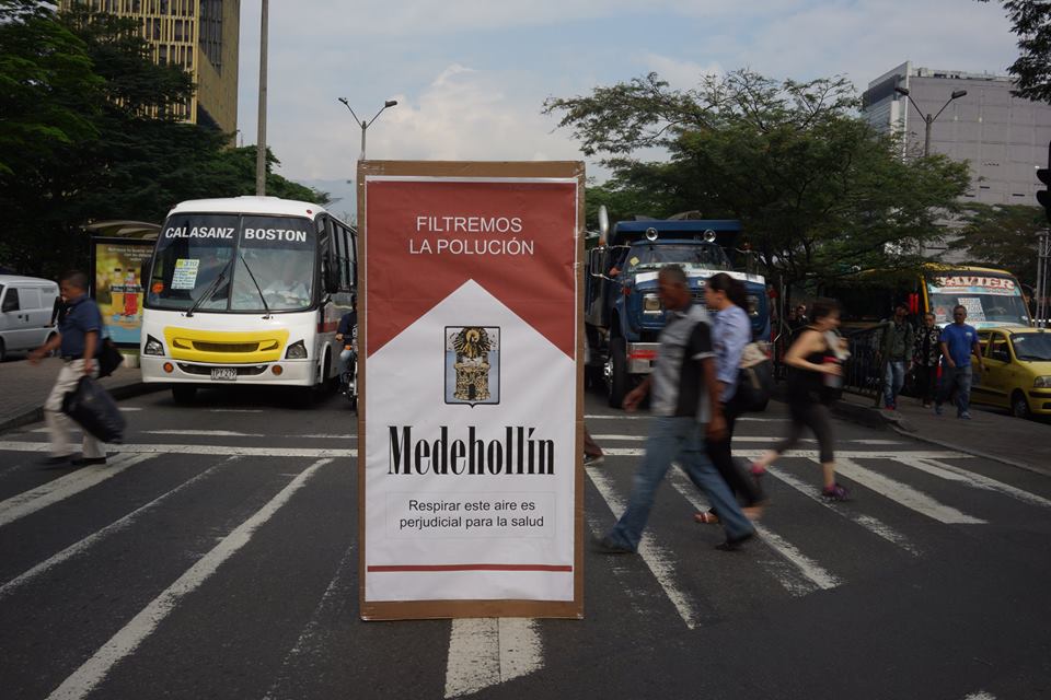 Cajetillas de cigarrillos para protestar contra la polución en Medellín