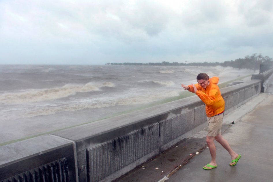 «Isaac» deja cerca de 180.000 hogares sin electricidad en EE.UU.