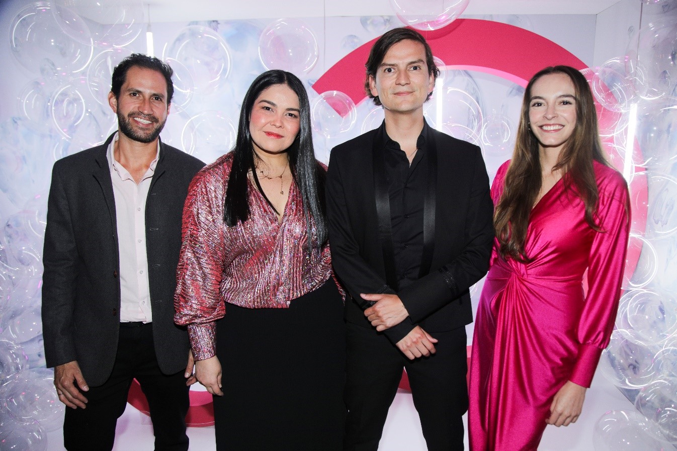 Ricado Pulido, Shadia Camona, Felipe Cardoso y Vanessa Llinas.  ¿Por qué es tan exitoso? Porque Sensibio H2O ofrece el equilibrio perfecto entre limpieza efectiva, cuidado de la piel y tolerancia. Sensibio H2O elimina todo tipo de impurezas (maquillaje, polución, polen) en diferentes capas de la piel (eliminación de metales pesados).
