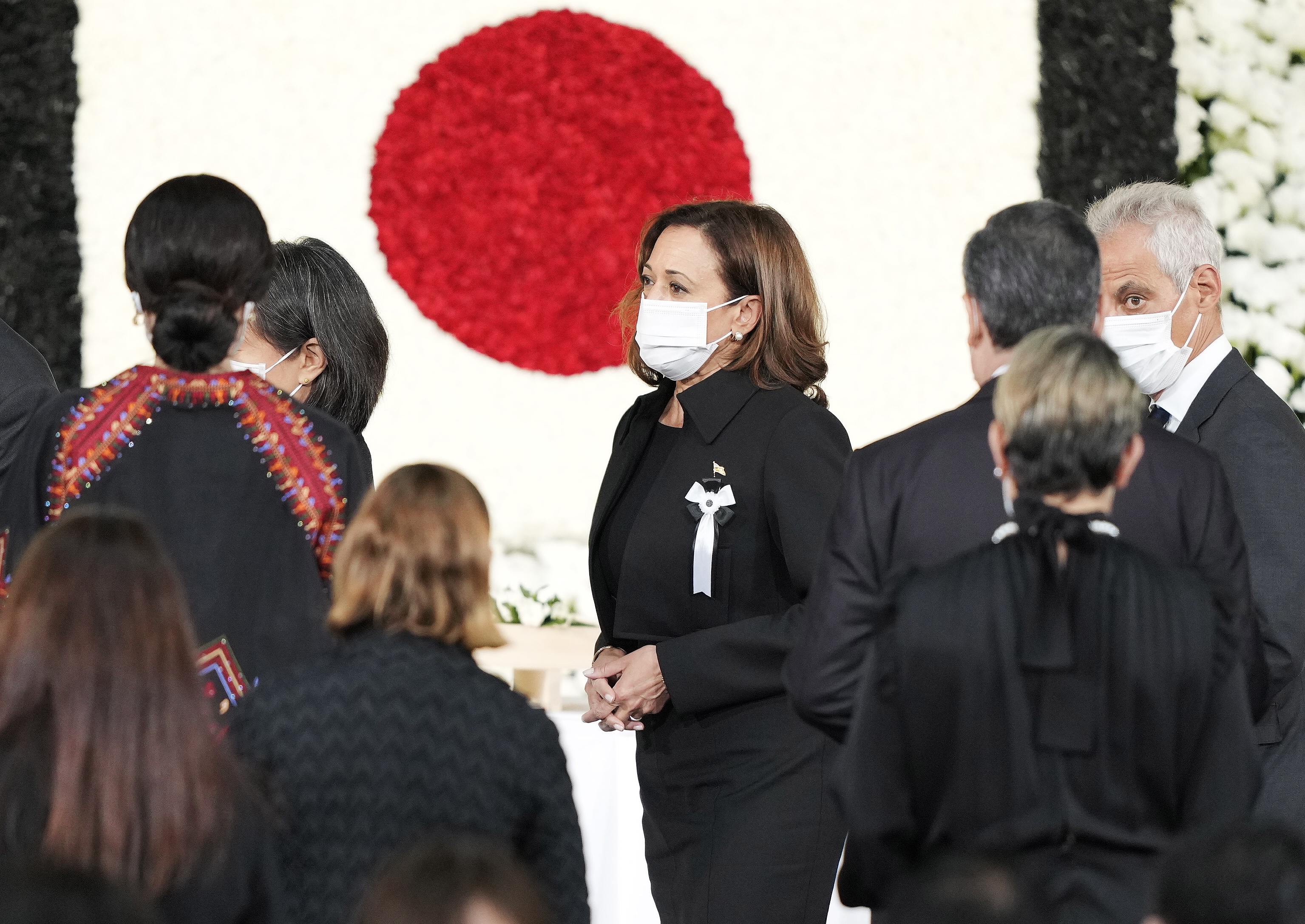 Tokyo (Japan), 27/09/2022.- U.S. Vice President Kamala Harris (C) walks after offering flowers followed by U.S.ambassador to Japan Rahm Emanuel (R) during the state funeral of former Japanese Prime Minister Shinzo Abe at Nippon Budokan in Tokyo, Japan, 27 September 2022. Thousands of people are gathered in Tokyo to attend the state funeral for former prime minister Shinzo Abe, including foreign dignitaries and representatives from more than 200 countries and international organizations. (Japón, Estados Unidos, Tokio) EFE/EPA/FRANCK ROBICHON / POOL