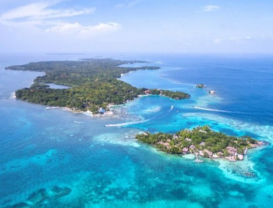 A solo una hora en lancha desde Cartagena, este conjunto de islas te ofrece playas vírgenes, aguas cristalinas y una gran variedad de fauna marina.