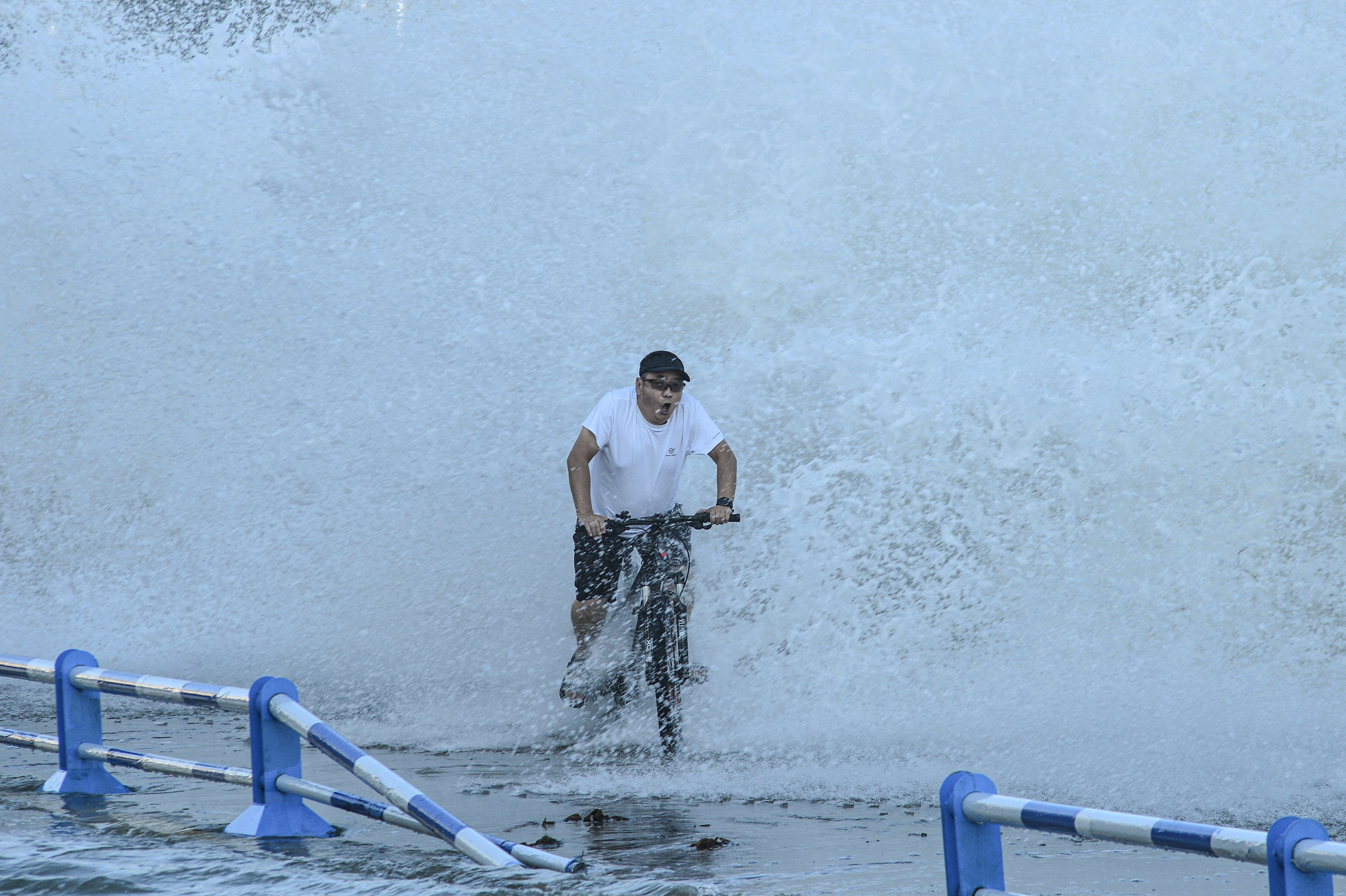 Acompañada de ráfagas de viento de hasta casi 137 km/h, esta tormenta tropical llegó a la región del puerto de carga de Ningbo, uno de los más grandes del mundo junto al de Shanghái, anunciaron los servicios meteorológicos chinos.