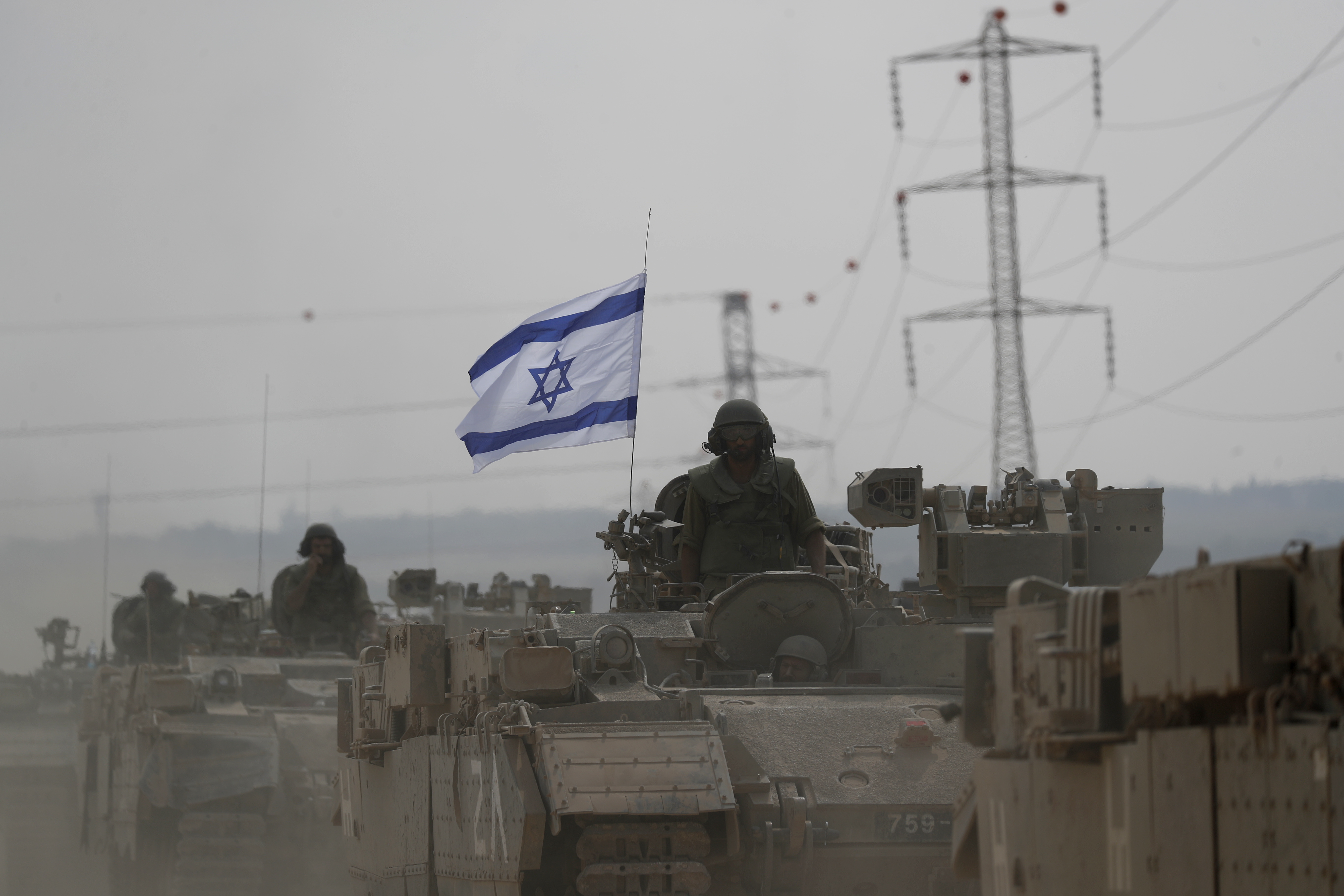 -FOTODELDÍA- ISRAEL, 14/10/2023.- Soldados israelís montan en tanques junto a la frontera con Gaza, este sábado. Al vencer hoy a las 16.00 hora local (13.00 GMT) el nuevo ultimátum dado por Israel a los habitantes de Gaza ciudad para abandonar sus casas y dirigirse al sur de la Franja, continúa la caótica evacuación, en coche y a pie, de una población de un millón de habitantes, sin que en ningún momento hayan cesado los bombardeos. EFE/ Atef Safadi