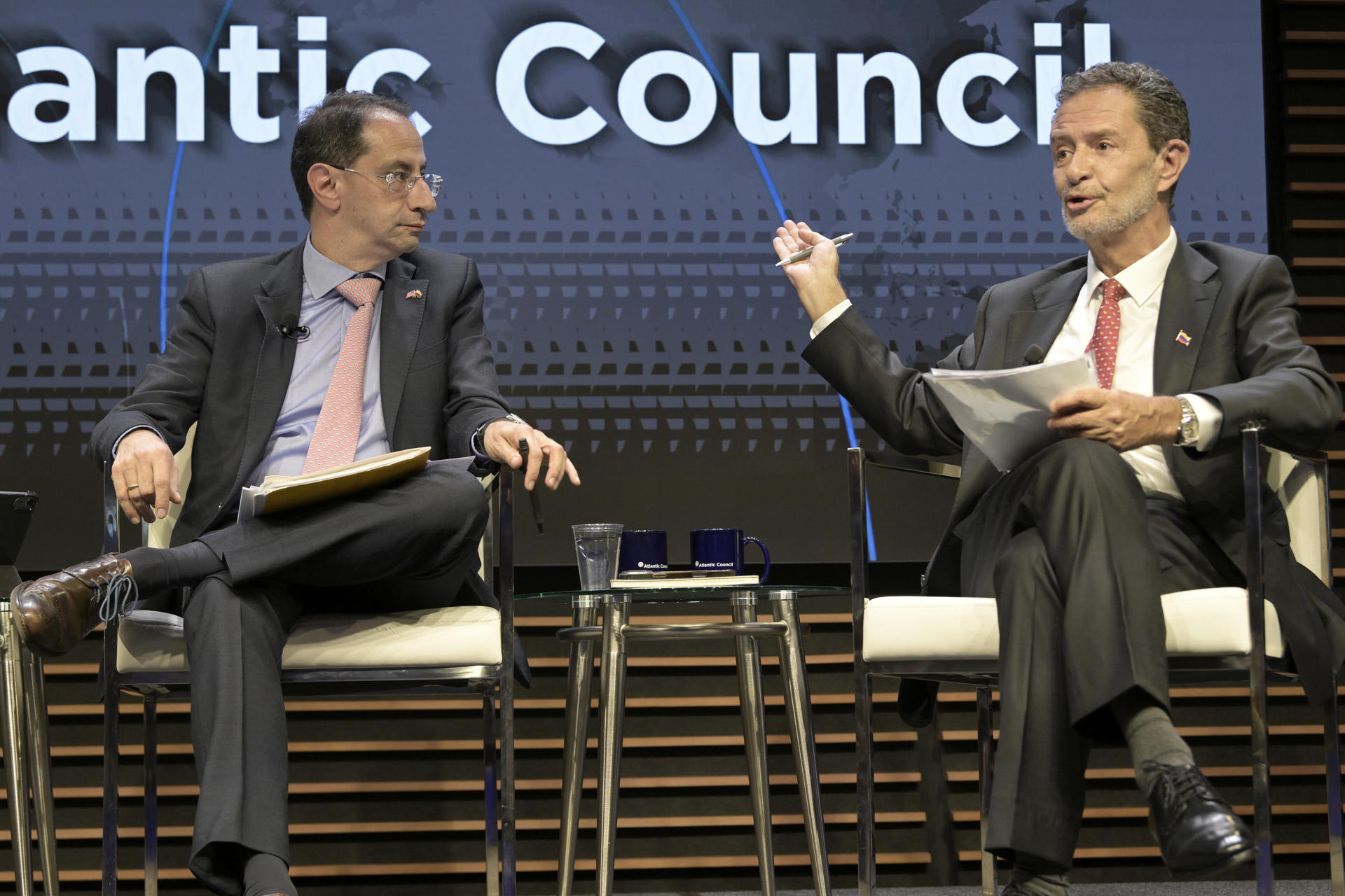 USA2262. WASHINGTON (DC, EEUU), 14/07/2026.- El ministro de Relaciones Exteriores entrante de Colombia, Omar Bula (d), habla junto al vicepresidente electo de Colombia, José Manuel Restrepo, durante un evento este martes, en el Atlantic Council de Washington (EE.UU.). EFE/ Lenin Nolly
