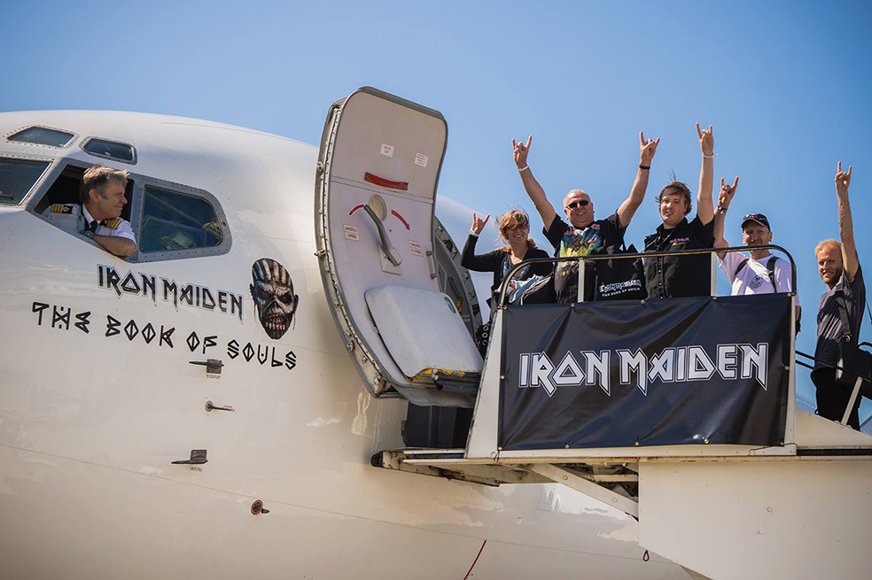 Bruce Dickinson se lleva a fans de Iron Maiden a París