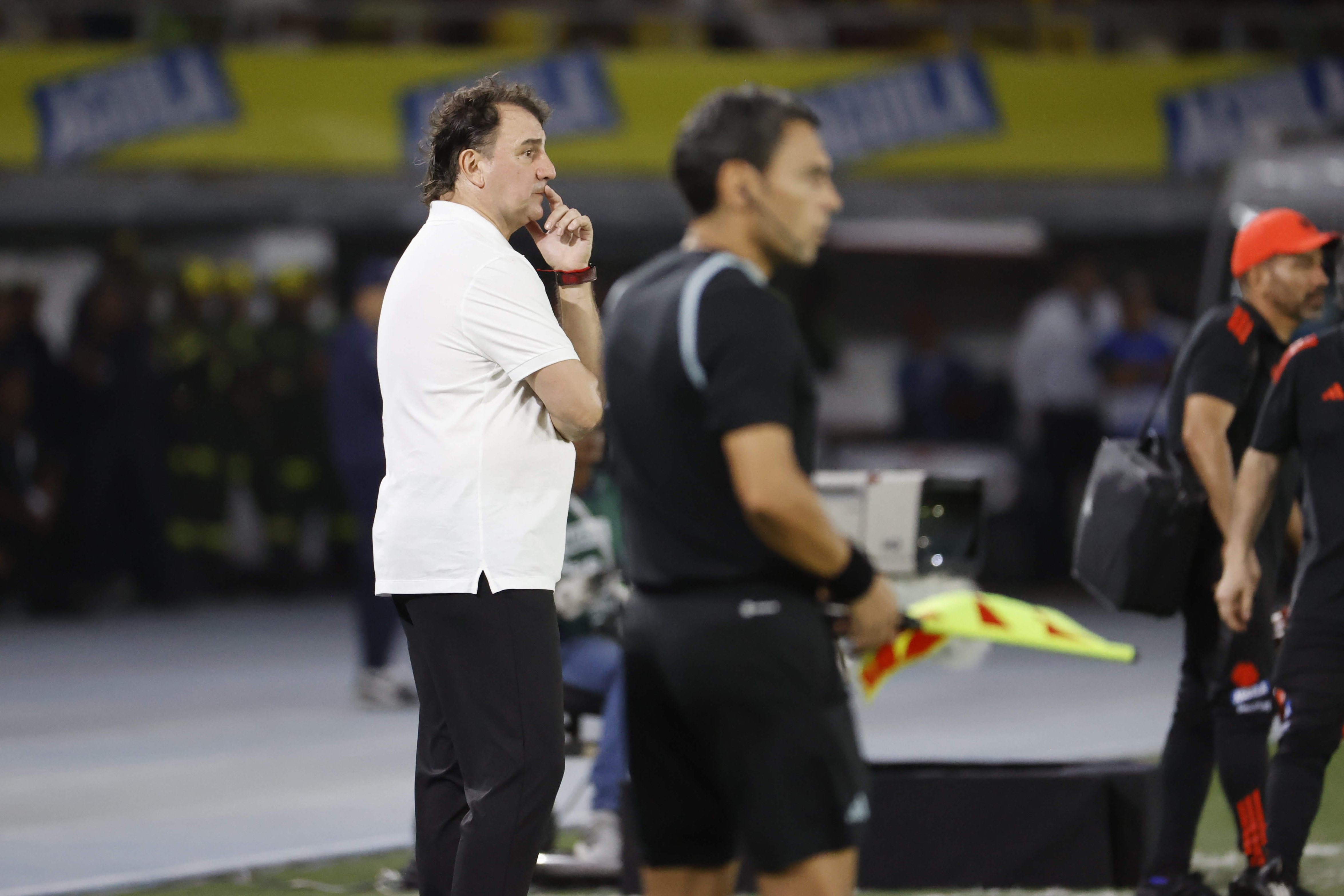 . BARRANQUILLA (COLOMBIA), 25/03/2025.- El entrenador de Colombia Néstor Lorenzo reacciona este martes en un partido de las eliminatorias sudamericanas para el Mundial de 2026 entre las selecciones de Colombia y Paraguay en el estadio Metropolitano Roberto Melendez en Barranquilla (Colombia). EFE/Mauricio Dueñas Castañeda