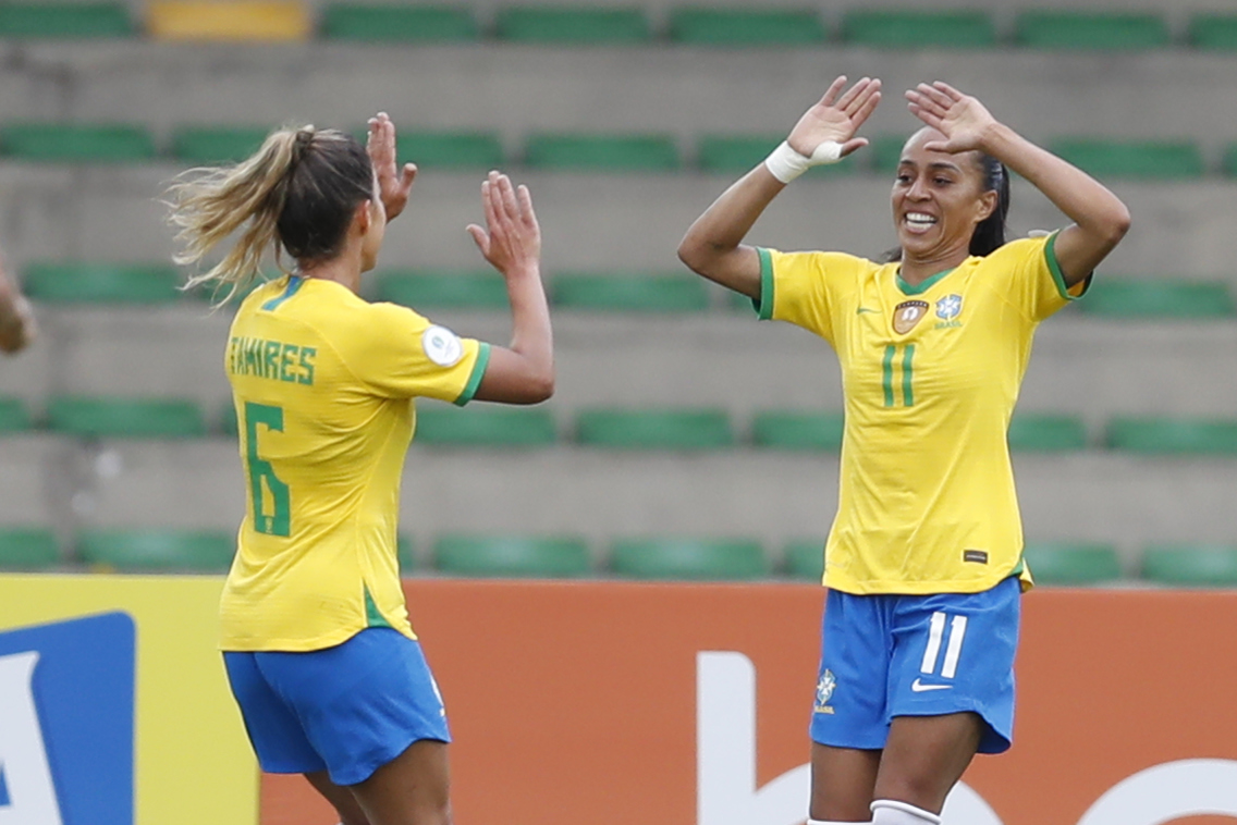 AMDEP3183. CALI (COLOMBIA), 12/07/2022.- Adriana (d) de Brasil celebra un gol ante Uruguay hoy, en un partido del grupo B de la Copa América Femenina en el estadio Centenario en Armenia (Colombia). EFE/Ernesto Guzmán Jr.