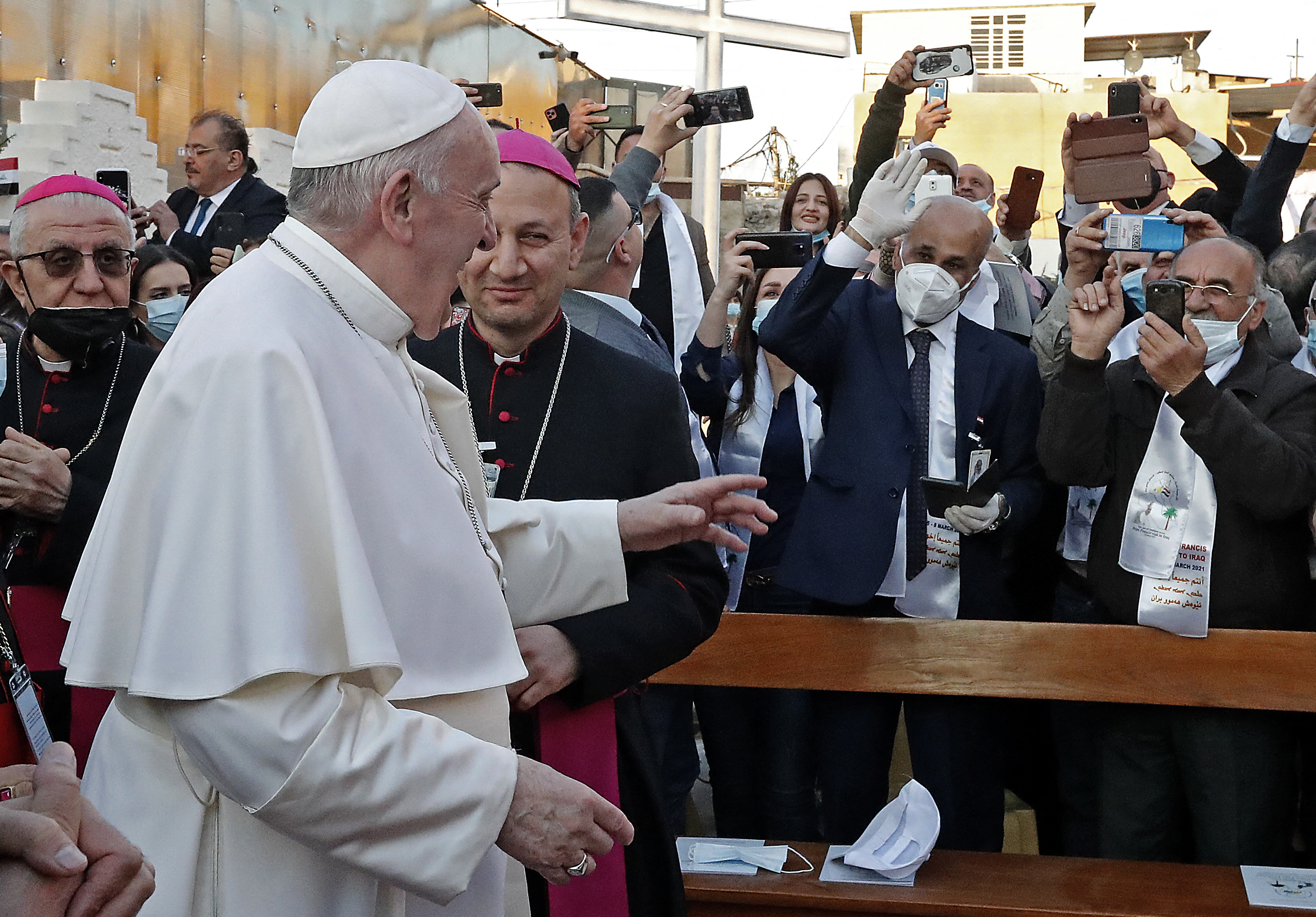 A la ceremonia, en esta iglesia en el centro de Bagdad, asistió por sorpresa el presidente iraquí, el kurdo Barham Salih, de religión musulmana, con quien Francisco se entrevistó a su llegada al país árabe.