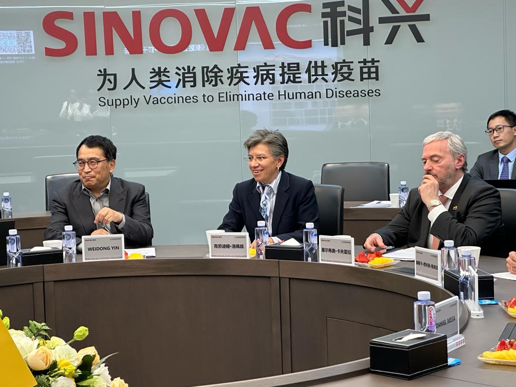 Listo el contrato entre la Alcaldía de Bogotá y Sinovac para hacer fábrica de vacunas