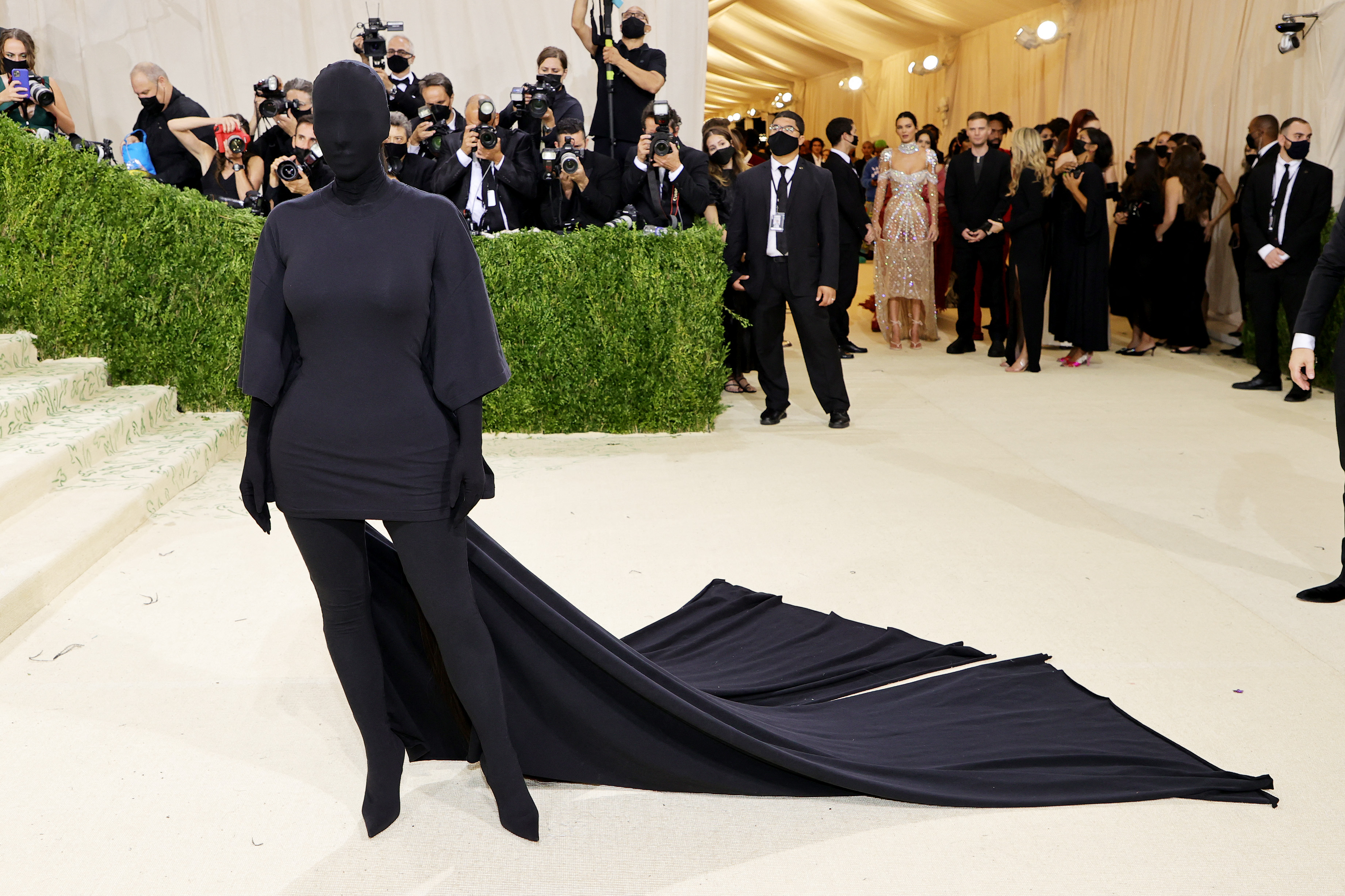 Kim Kardashian apareció en la alfombra del MET con un traje negro que le cubría hasta el rostro de la firma Balenciaga