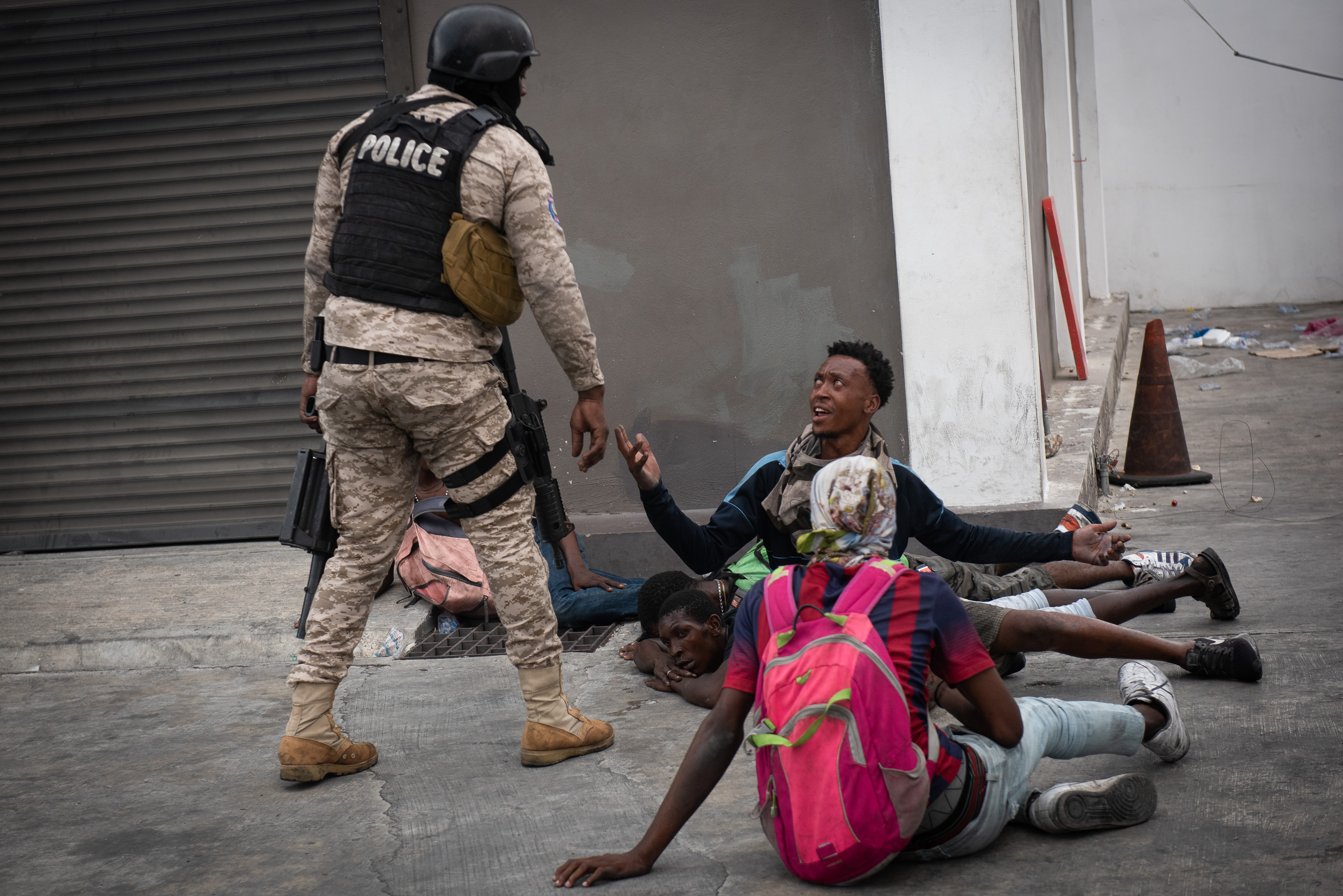 AME7713. PUERTO PRÍNCIPE (HAITÍ), 16/09/2022.- Varias personas son retenidos durante unas protestas hoy, en Puerto Príncipe (Haití). La tensión aumenta hora a hora en Haití, donde este viernes se sucedieron los saqueos y la violencia, y miles de personas se manifestaron para exigir la salida del poder del primer ministro, Ariel Henry. EFE/ Johnson Sabin