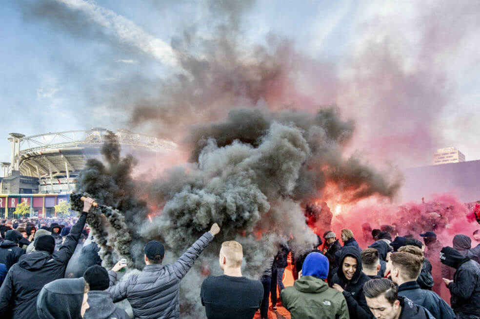 Los hinchas del Ajax y un conteo regresivo que terminó en lágrimas