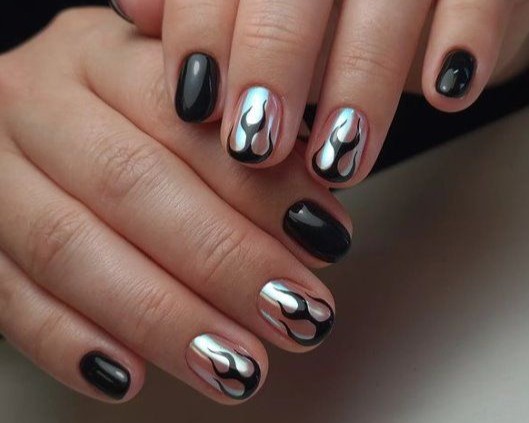 El contraste entre el esmalte metálico y el color base puede crear un efecto sorprendente y sofisticado.