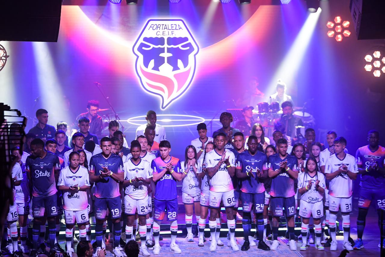 Los planteles masculino y femenino de Fortaleza CEIF que van a competir en la Liga BetPlay y la Liga BetPlay Femenina respectivamente.