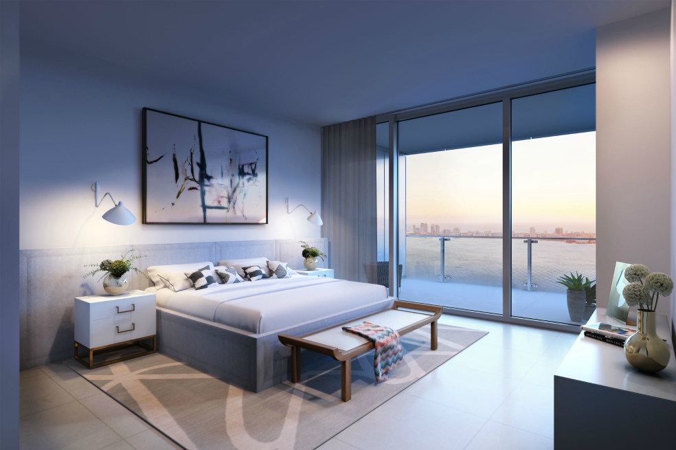 una de las habitaciones principales de la residencia, se abre hacia una terraza cubierta con vista a Biscayne Bay, ésta refleja los interiores finamente trabajados de Paris Forino y capturan la esencia del sol, el cielo y el mar de Miami.CortesíaDentro de las características del edificio están 57 pisos, con 60 metros lineales de fachada frente a la bahía, con acceso exclusivo al Grand Bay Club en Key Biscayne, una arquitectura minimalista que maximiza la luz natural y unas columnas escultóricas envueltas en aluminio que enmarcan el edificio que está a unos 12 minutos en automóvil del Aeropuerto Internacional de Miami.