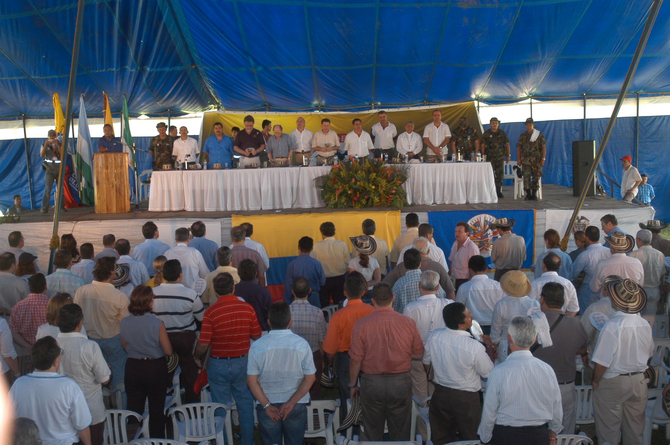Las imágenes que dejó la firma del Acuerdo de Ralito con paramilitares en 2003