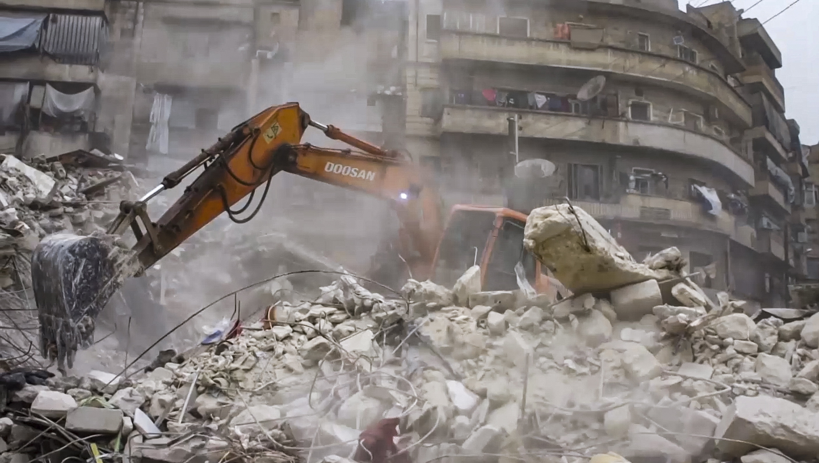 Bebé nace bajo los escombros tras devastador terremoto en Siria y Turquía