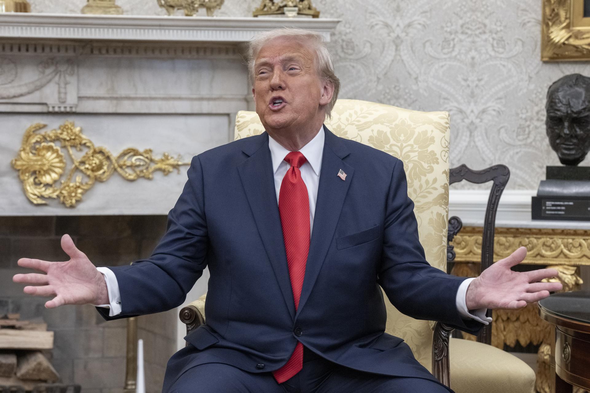Trump dice que sí hay diálogos con China, aunque Pekín lo niega
