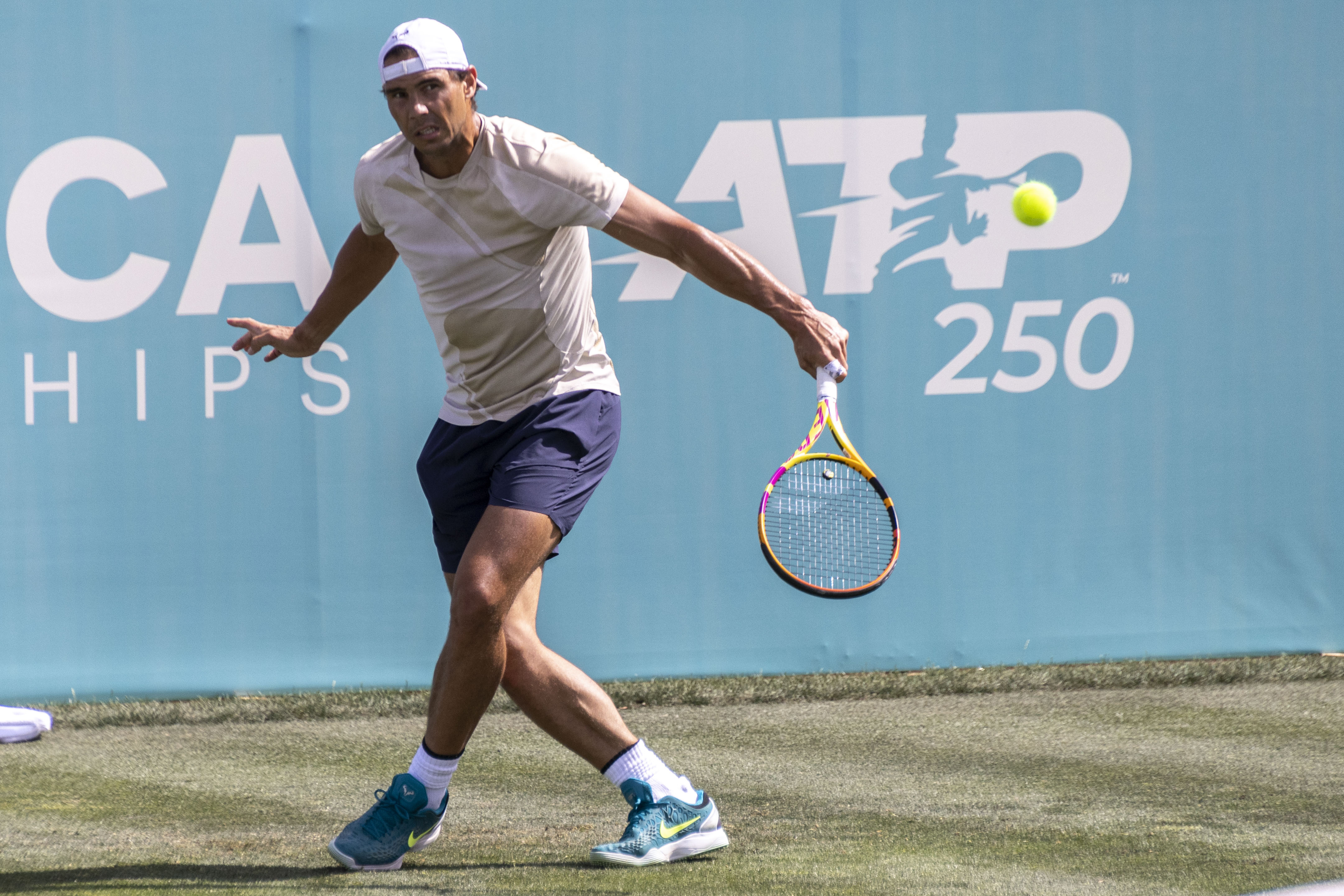 SANTA PONÇA (MALLORCA), 17/06/2022.- El tenista Rafa Nadal este viernes durante su entrenamiento en el Mallorca Country Club, sede del ATP250 Mallorca Championships que se disputará del 18 al 25 de junio. EFE/Cati Cladera