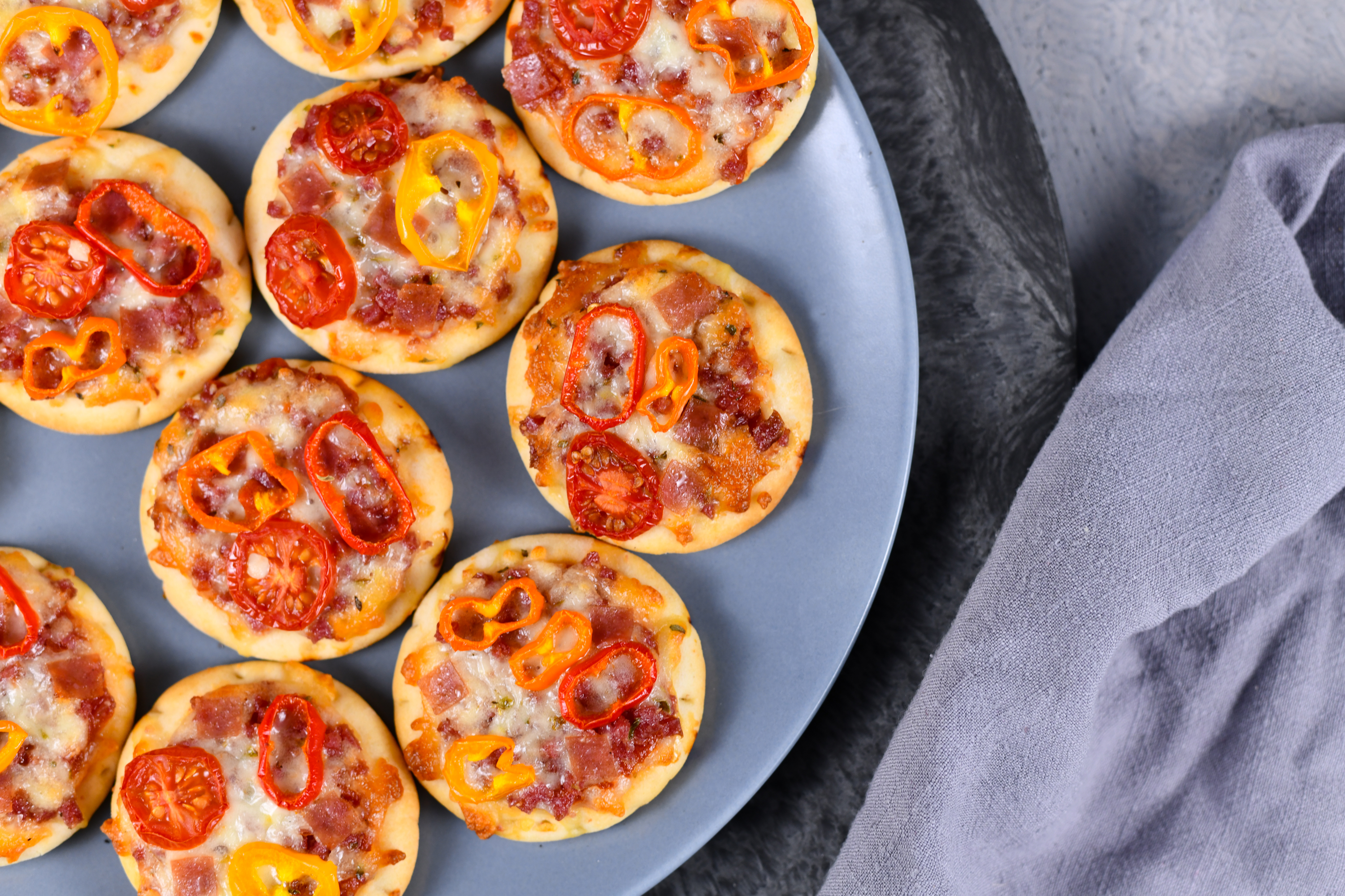 Mini pizzas de arepitas de yuca