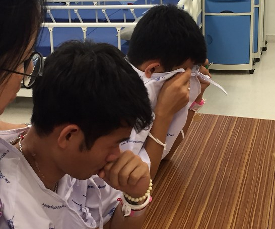 Tailandia: niños rescatados lloran al enterarse de la muerte de un buzo durante su búsqueda