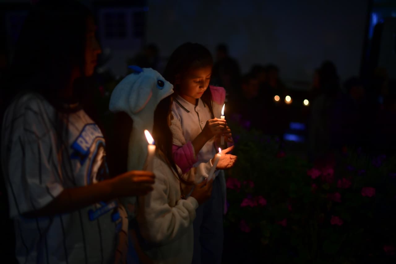 Velatón en el barrio La Sierra, San Cristóbal, por la salud de los niños que se debaten entre la vida y la muerte tras un grave accidente.