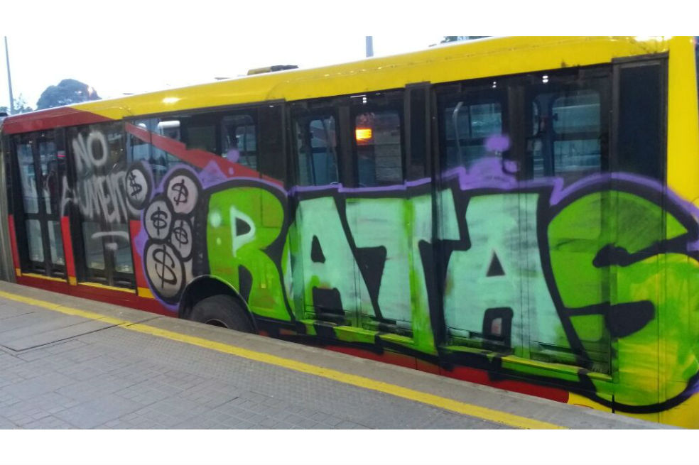 Por alza de tarifas, pintan con grafitis un articulado de Transmilenio